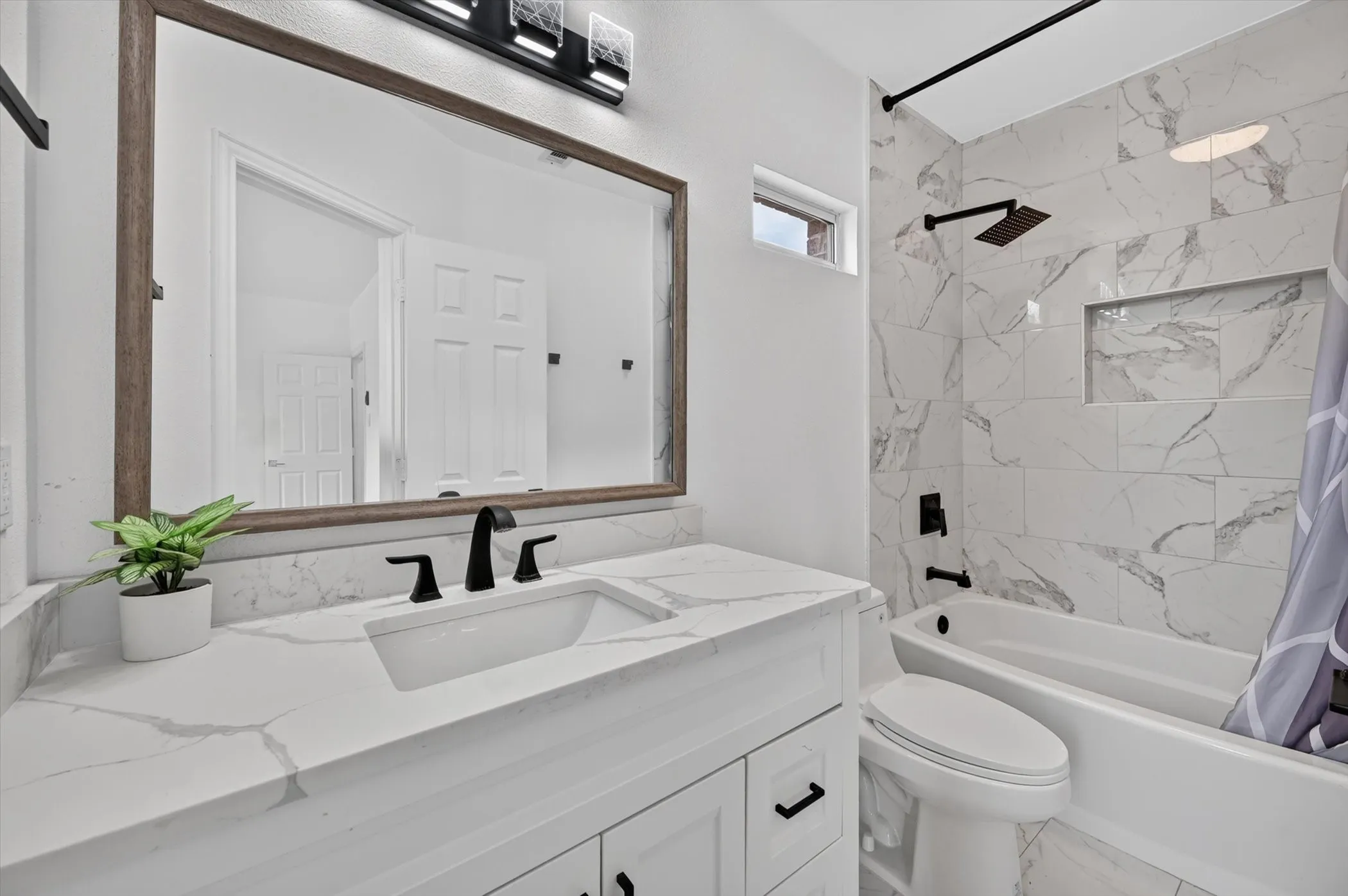 Single Family Residence For Rent in Tarrant County , 2208 Grizzly Run Lane, Euless, Texas 76039, 4 Bedroom, 3 Bathroom, 2 Garage spaces, 3,319 Sqft, built in 2004, mls#21346053, Real Estate Agent in Euless, Homes For Rent in Tarrant county, Homes For Rent in Euless, Realtor in Euless Texas, Real Estate Brokerage Independent Realty Texas, Luminita Cordes Realtor