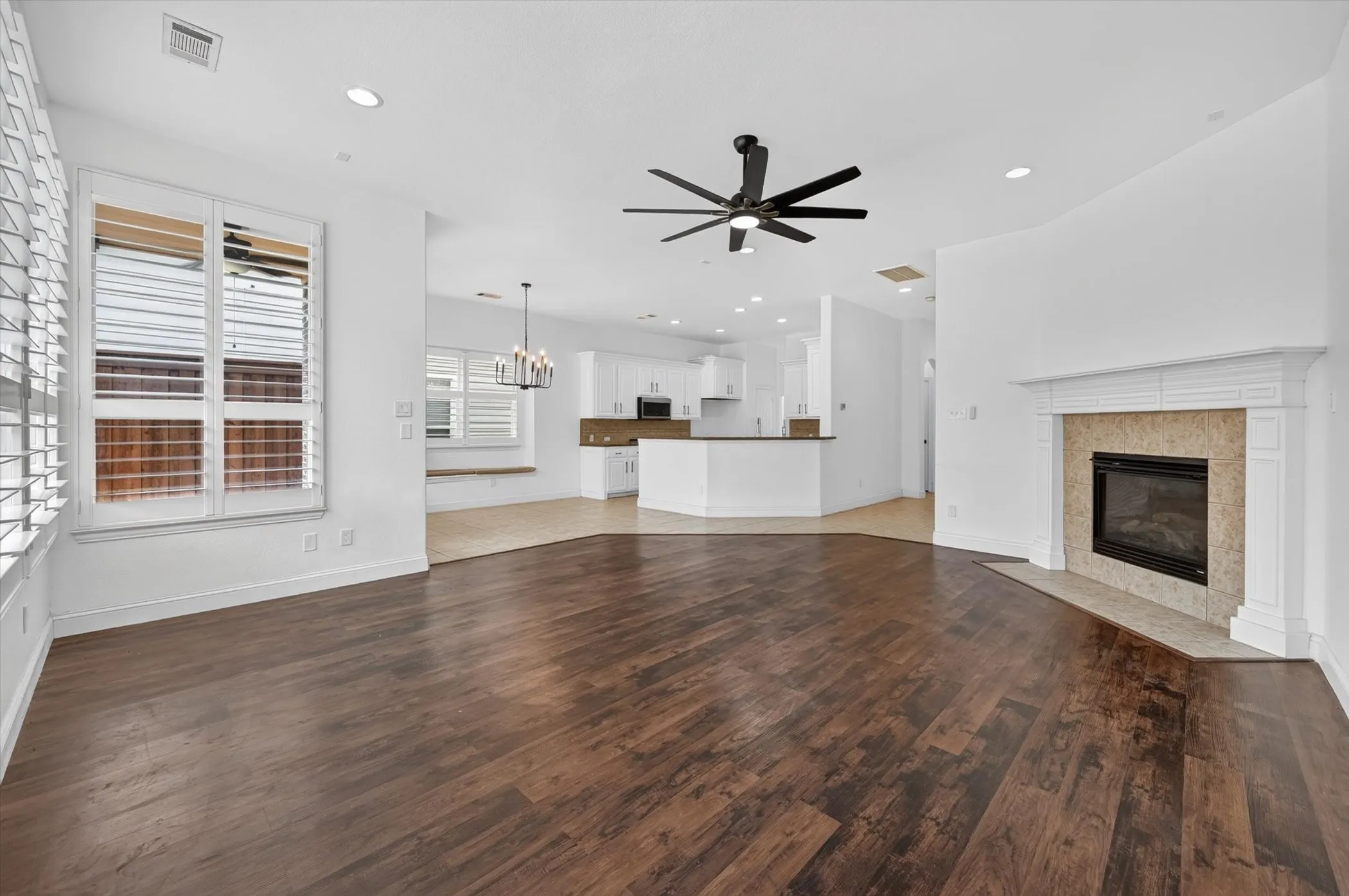 Single Family Residence For Rent in Tarrant County , 2208 Grizzly Run Lane, Euless, Texas 76039, 4 Bedroom, 3 Bathroom, 2 Garage spaces, 3,319 Sqft, built in 2004, mls#21346053, Real Estate Agent in Euless, Homes For Rent in Tarrant county, Homes For Rent in Euless, Realtor in Euless Texas, Real Estate Brokerage Independent Realty Texas, Luminita Cordes Realtor