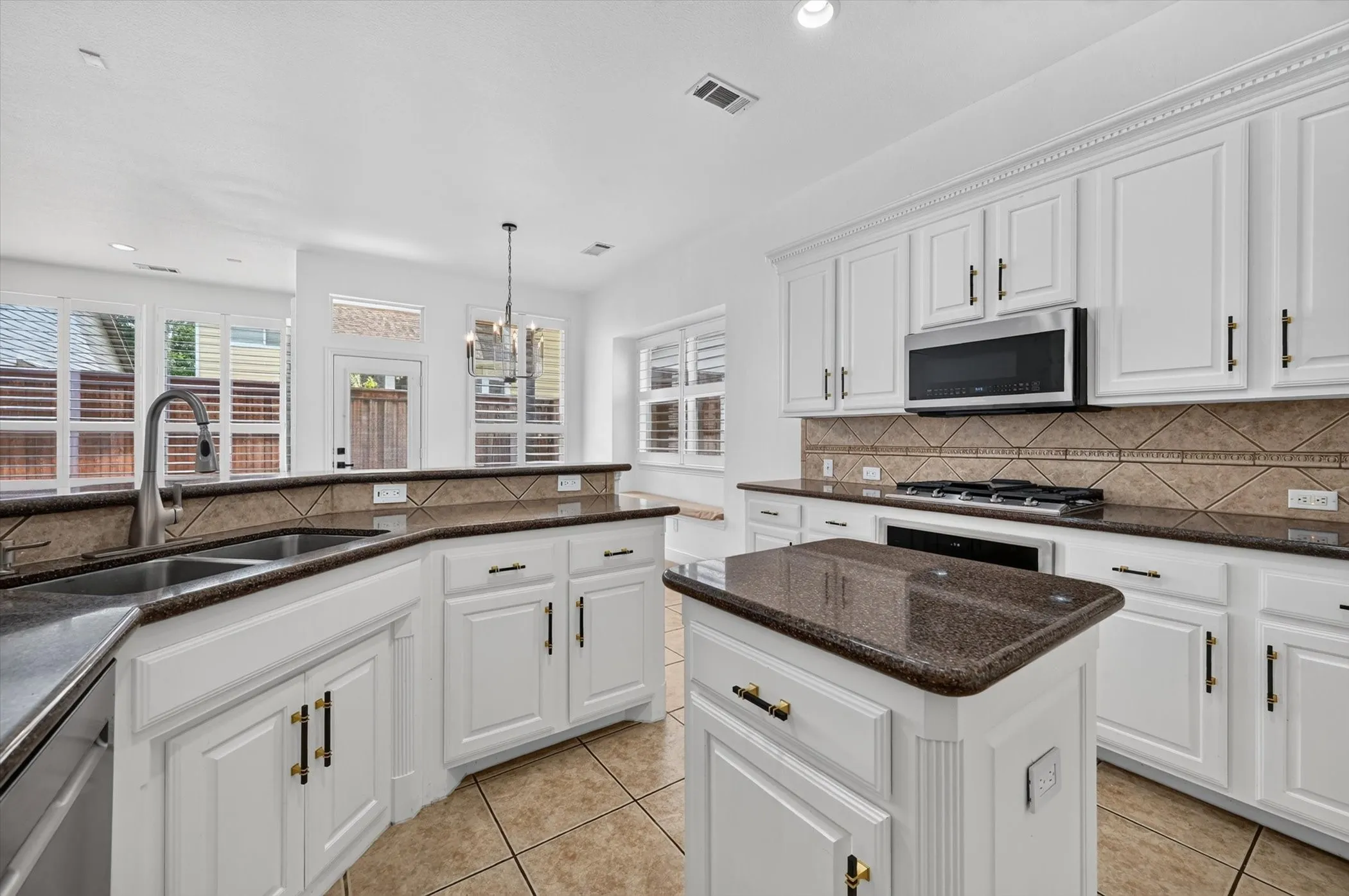 Single Family Residence For Rent in Tarrant County , 2208 Grizzly Run Lane, Euless, Texas 76039, 4 Bedroom, 3 Bathroom, 2 Garage spaces, 3,319 Sqft, built in 2004, mls#21346053, Real Estate Agent in Euless, Homes For Rent in Tarrant county, Homes For Rent in Euless, Realtor in Euless Texas, Real Estate Brokerage Independent Realty Texas, Luminita Cordes Realtor