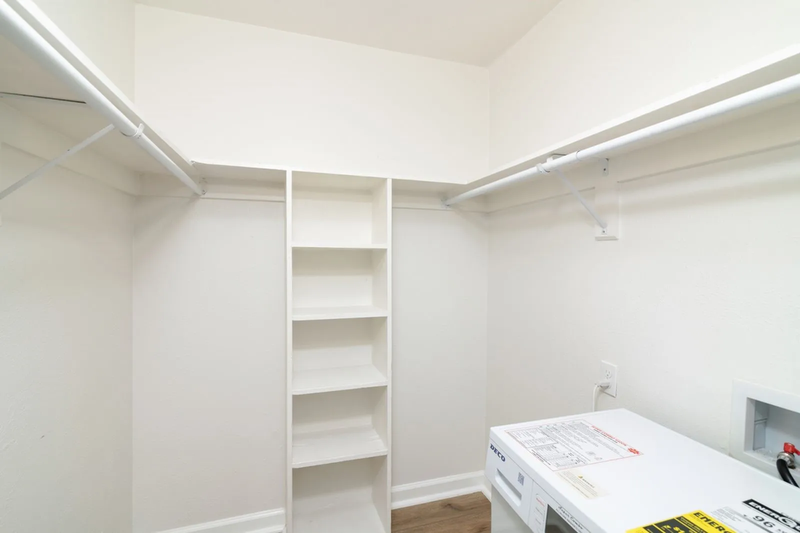 Apartment For Rent in Dallas County , 2808 Throckmorton Street 206, Dallas, Texas 75219, 1 Bedroom, 1 Bathroom, Garage spaces, 740 Sqft, built in 1968, mls#21368380, Real Estate Agent in Dallas, Homes For Rent in Dallas county, Homes For Rent in Dallas, Realtor in Dallas Texas, Real Estate Brokerage Independent Realty Texas, Luminita Cordes Realtor