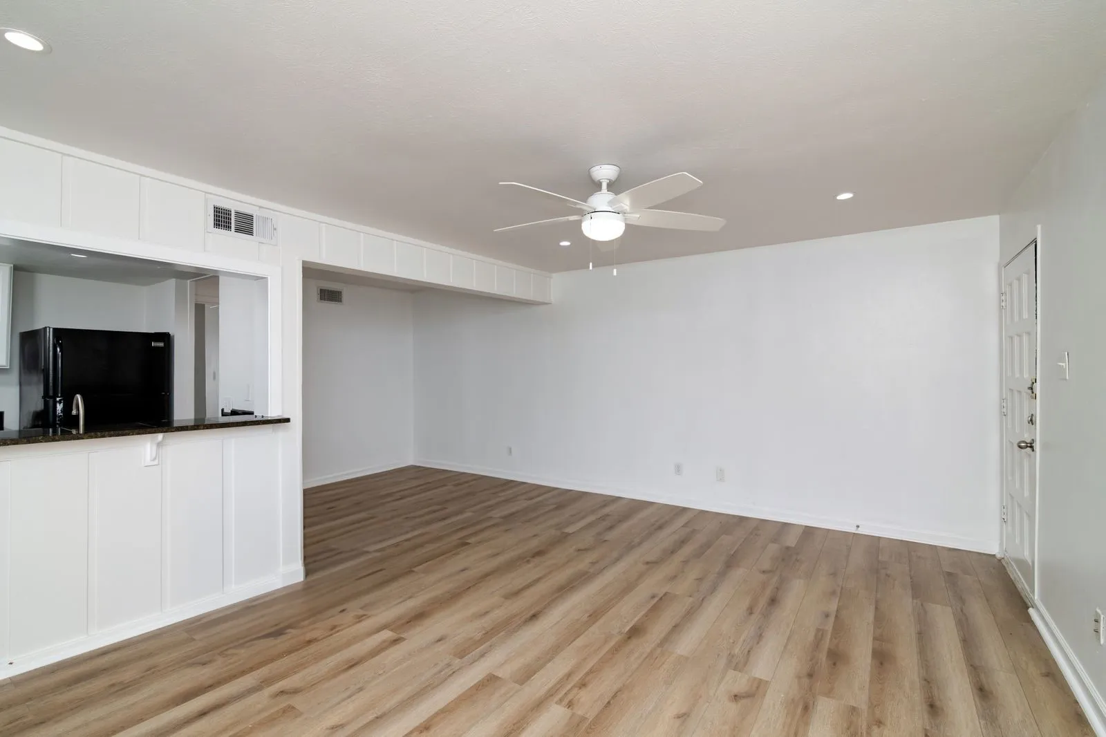 Apartment For Rent in Dallas County , 2808 Throckmorton Street 206, Dallas, Texas 75219, 1 Bedroom, 1 Bathroom, Garage spaces, 740 Sqft, built in 1968, mls#21368380, Real Estate Agent in Dallas, Homes For Rent in Dallas county, Homes For Rent in Dallas, Realtor in Dallas Texas, Real Estate Brokerage Independent Realty Texas, Luminita Cordes Realtor