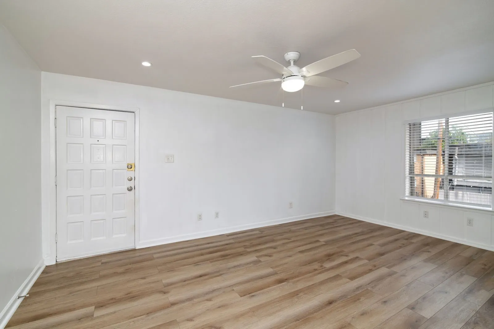 Apartment For Rent in Dallas County , 2808 Throckmorton Street 206, Dallas, Texas 75219, 1 Bedroom, 1 Bathroom, Garage spaces, 740 Sqft, built in 1968, mls#21368380, Real Estate Agent in Dallas, Homes For Rent in Dallas county, Homes For Rent in Dallas, Realtor in Dallas Texas, Real Estate Brokerage Independent Realty Texas, Luminita Cordes Realtor