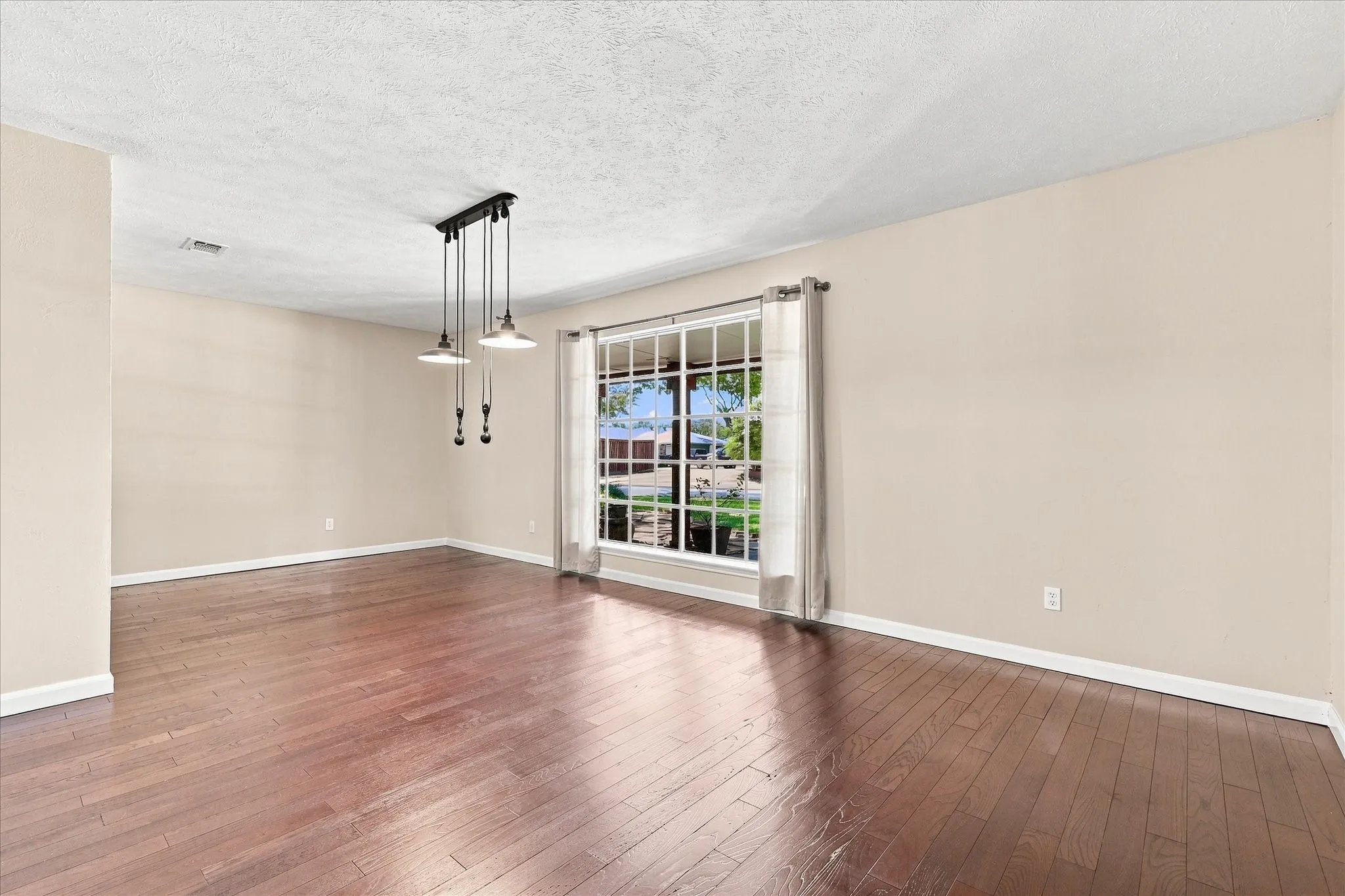 Single Family Residence For Sale in Collin County , 2525 Eucalyptus Drive, Plano, Texas 75075, 4 Bedroom, 4 Bathroom, 2 Garage spaces, 2,852 Sqft, built in 1972, mls#21369338, Real Estate Agent in Plano, Homes For Sale in Collin county, Homes For Sale in Plano, Realtor in Plano Texas, Real Estate Brokerage Independent Realty Texas, Luminita Cordes Realtor