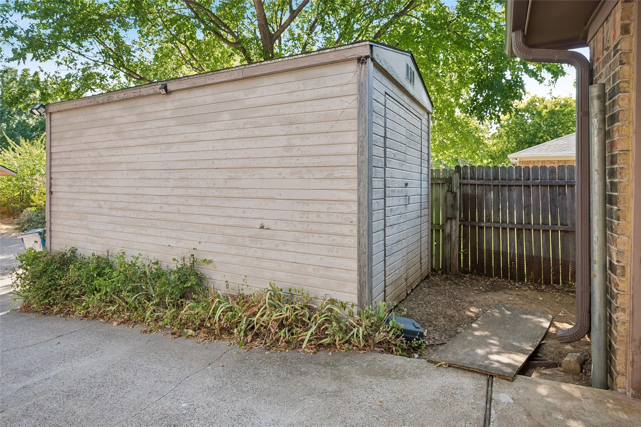 Single Family Residence For Sale in Denton County , 1105 Wood Creek Circle, Flower Mound, Texas 75028, 3 Bedroom, 2 Bathroom, 4 Garage spaces, 1,722 Sqft, built in 1976, mls#21369476, Real Estate Agent in Flower Mound, Homes For Sale in Denton county, Homes For Sale in Flower Mound, Realtor in Flower Mound Texas, Real Estate Brokerage Independent Realty Texas, Luminita Cordes Realtor