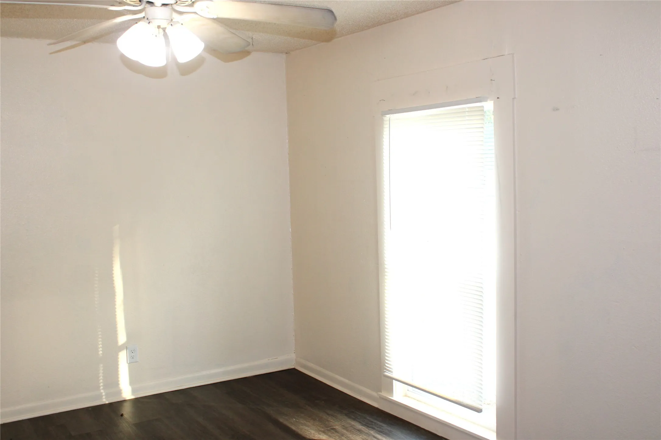 Single Family Residence For Sale in Mc Lennan County , 1821 Bell Street, Waco, Texas 76711, 4 Bedroom, 1 Bathroom, Garage spaces, 1,273 Sqft, built in 1952, mls#21370452, Real Estate Agent in Waco, Homes For Sale in Mc Lennan county, Homes For Sale in Waco, Realtor in Waco Texas, Real Estate Brokerage Independent Realty Texas, Luminita Cordes Realtor