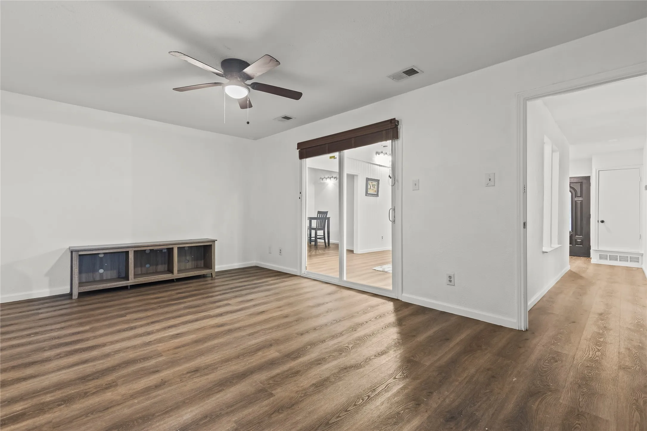 Single Family Residence For Rent in Dallas County , 211 Willowwood Place, Duncanville, Texas 75116, 4 Bedroom, 3 Bathroom, Garage spaces, 1,657 Sqft, built in 1978, mls#21370485, Real Estate Agent in Duncanville, Homes For Rent in Dallas county, Homes For Rent in Duncanville, Realtor in Duncanville Texas, Real Estate Brokerage Independent Realty Texas, Luminita Cordes Realtor
