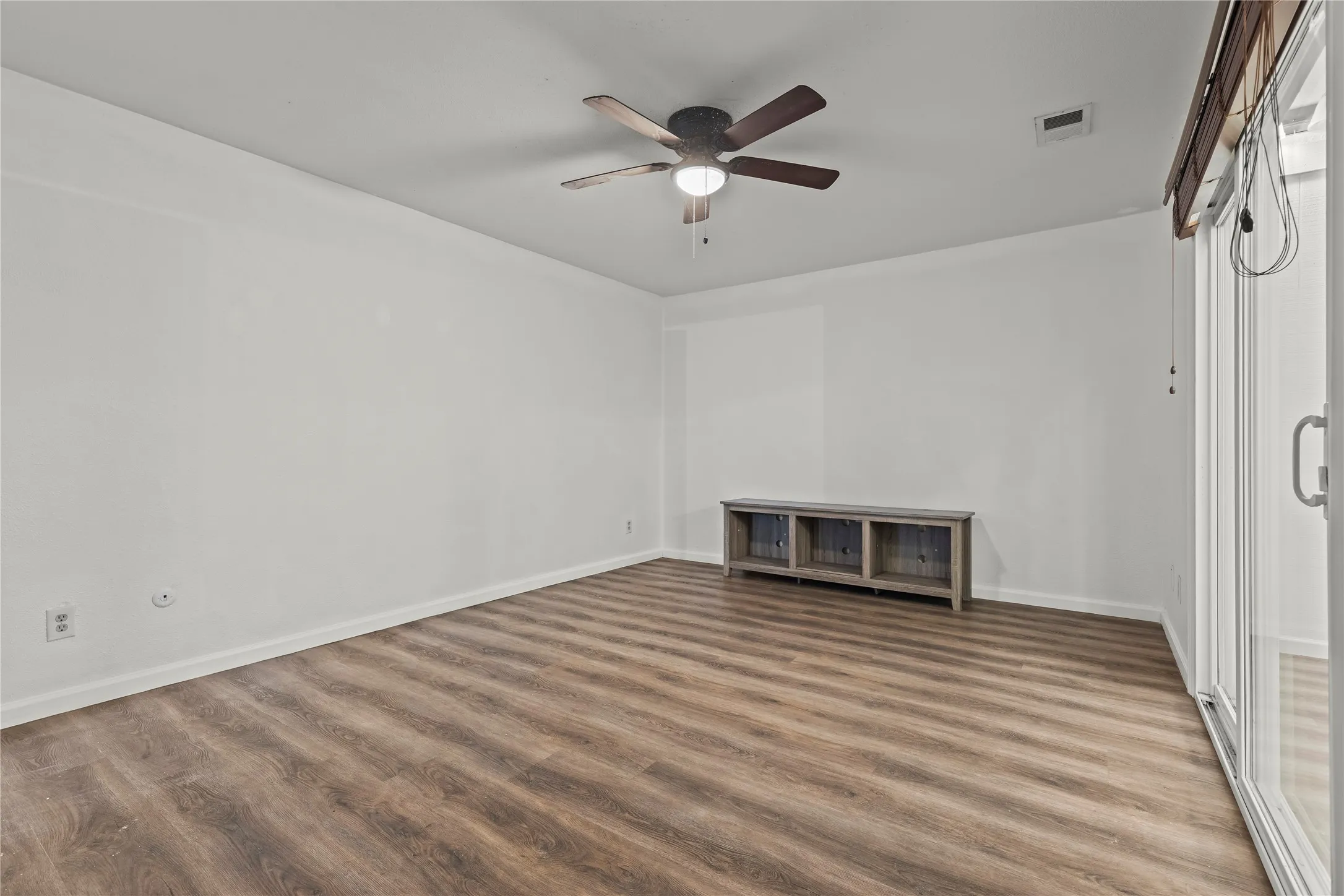 Single Family Residence For Rent in Dallas County , 211 Willowwood Place, Duncanville, Texas 75116, 4 Bedroom, 3 Bathroom, Garage spaces, 1,657 Sqft, built in 1978, mls#21370485, Real Estate Agent in Duncanville, Homes For Rent in Dallas county, Homes For Rent in Duncanville, Realtor in Duncanville Texas, Real Estate Brokerage Independent Realty Texas, Luminita Cordes Realtor