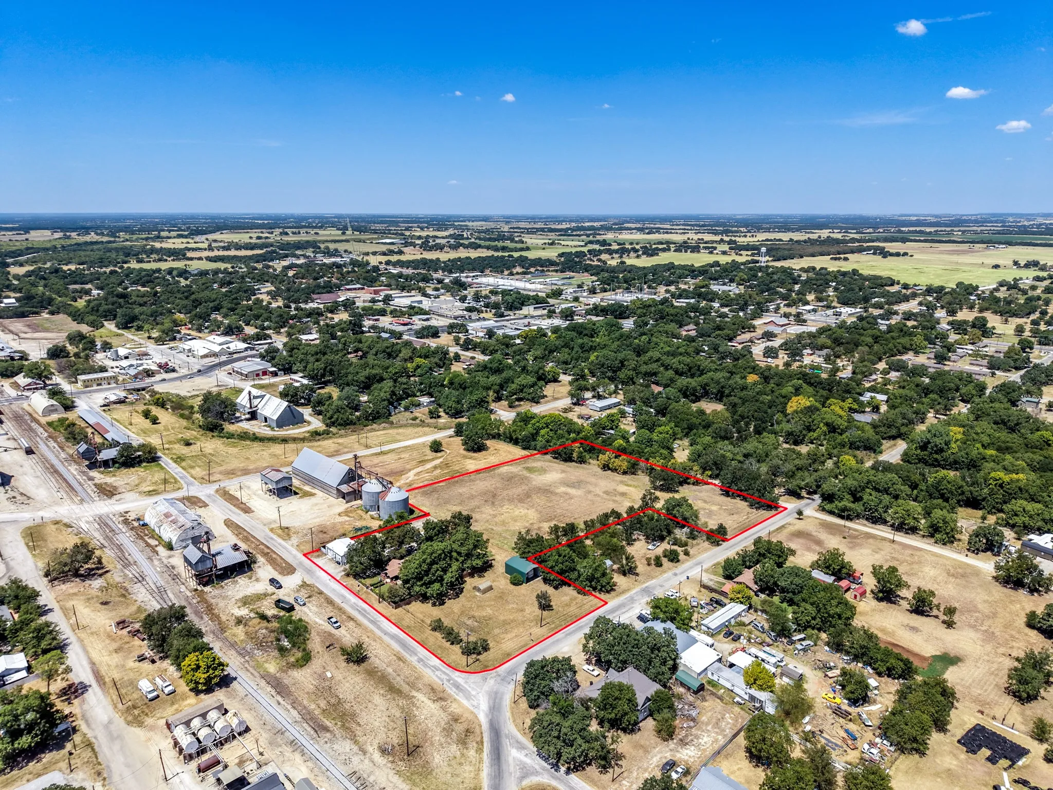 Farm For Sale in Comanche County , 509 E Almante Avenue, De Leon, Texas 76444, 2 Bedroom, 2 Bathroom, 2 Garage spaces, 3,060 Sqft, built in 1930, mls#21369959, Real Estate Agent in De Leon, Homes For Sale in Comanche county, Homes For Sale in De Leon, Realtor in De Leon Texas, Real Estate Brokerage Independent Realty Texas, Luminita Cordes Realtor
