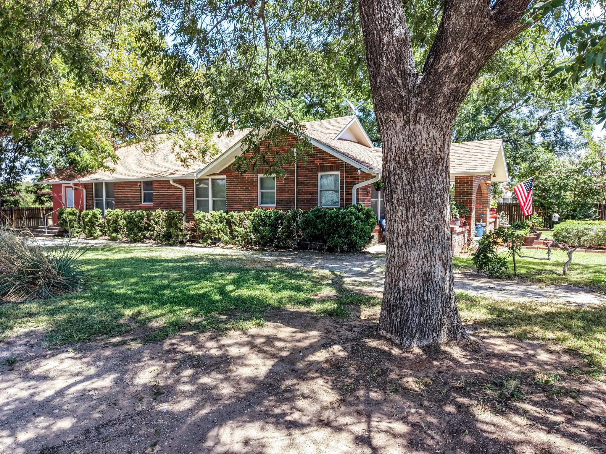 Farm For Sale in Comanche County , 509 E Almante Avenue, De Leon, Texas 76444, 2 Bedroom, 2 Bathroom, 2 Garage spaces, 3,060 Sqft, built in 1930, mls#21369959, Real Estate Agent in De Leon, Homes For Sale in Comanche county, Homes For Sale in De Leon, Realtor in De Leon Texas, Real Estate Brokerage Independent Realty Texas, Luminita Cordes Realtor