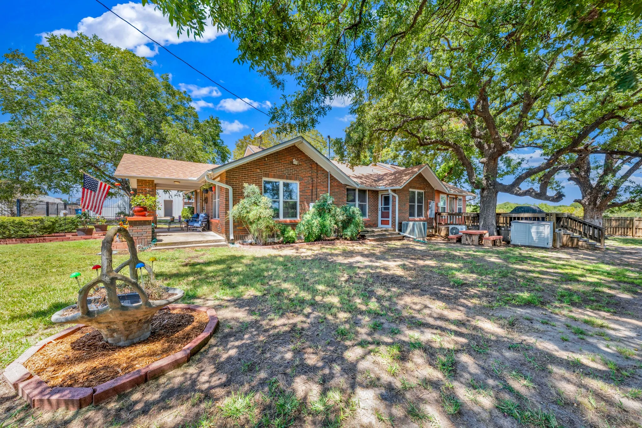 Farm For Sale in Comanche County , 509 E Almante Avenue, De Leon, Texas 76444, 2 Bedroom, 2 Bathroom, 2 Garage spaces, 3,060 Sqft, built in 1930, mls#21369959, Real Estate Agent in De Leon, Homes For Sale in Comanche county, Homes For Sale in De Leon, Realtor in De Leon Texas, Real Estate Brokerage Independent Realty Texas, Luminita Cordes Realtor