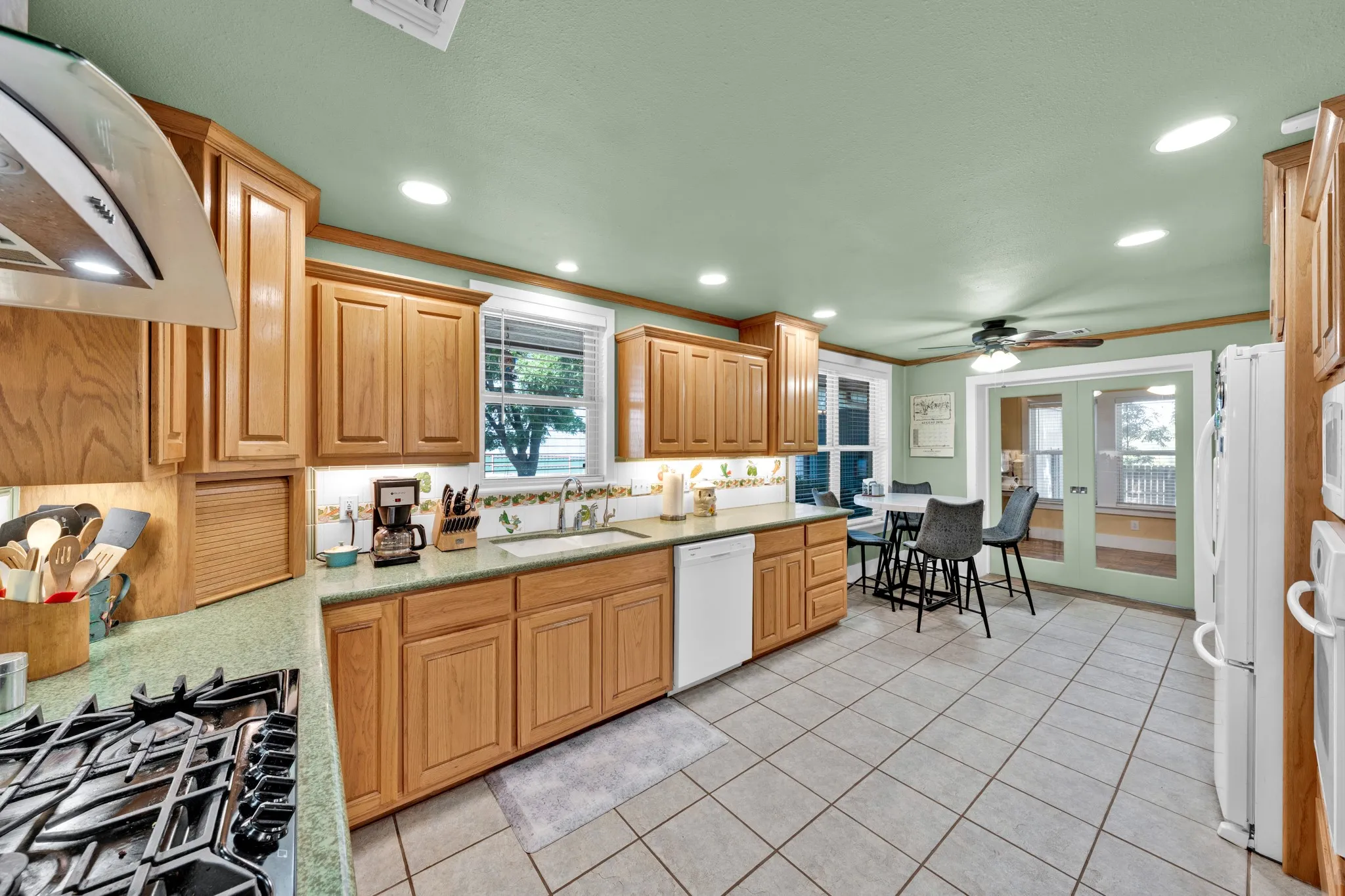 Farm For Sale in Comanche County , 509 E Almante Avenue, De Leon, Texas 76444, 2 Bedroom, 2 Bathroom, 2 Garage spaces, 3,060 Sqft, built in 1930, mls#21369959, Real Estate Agent in De Leon, Homes For Sale in Comanche county, Homes For Sale in De Leon, Realtor in De Leon Texas, Real Estate Brokerage Independent Realty Texas, Luminita Cordes Realtor