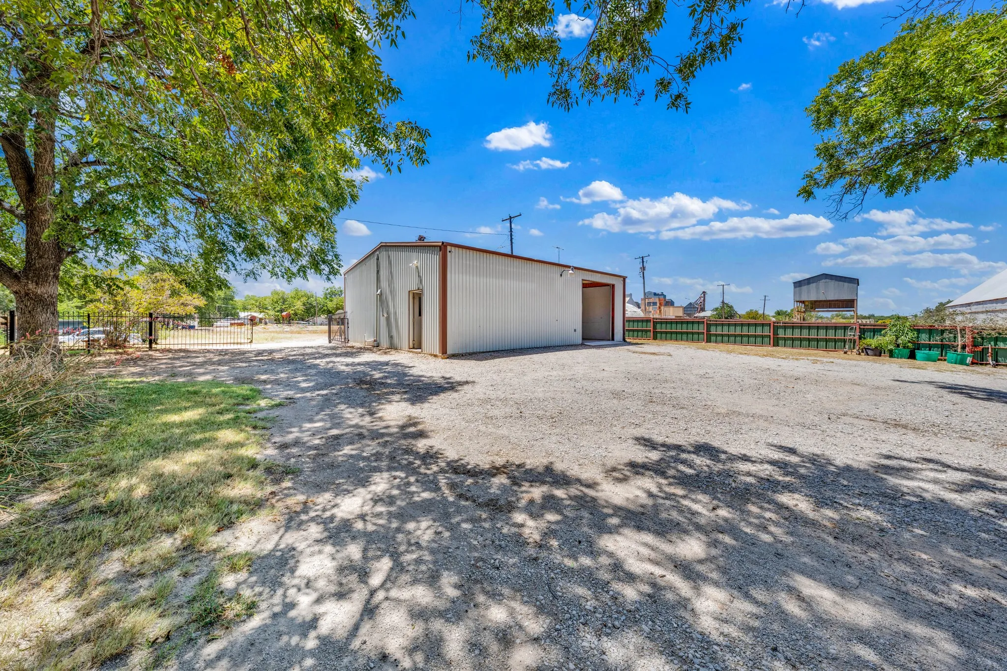 Farm For Sale in Comanche County , 509 E Almante Avenue, De Leon, Texas 76444, 2 Bedroom, 2 Bathroom, 2 Garage spaces, 3,060 Sqft, built in 1930, mls#21369959, Real Estate Agent in De Leon, Homes For Sale in Comanche county, Homes For Sale in De Leon, Realtor in De Leon Texas, Real Estate Brokerage Independent Realty Texas, Luminita Cordes Realtor