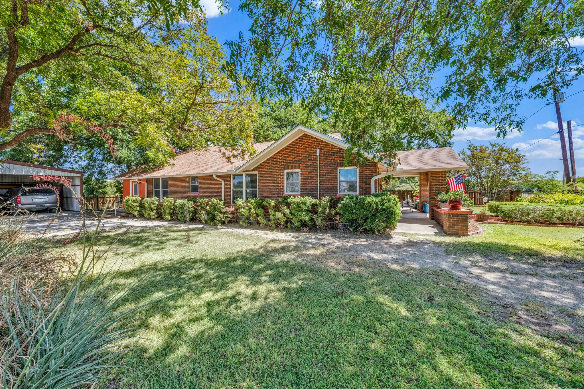 Farm For Sale in Comanche County , 509 E Almante Avenue, De Leon, Texas 76444, 2 Bedroom, 2 Bathroom, 2 Garage spaces, 3,060 Sqft, built in 1930, mls#21369959, Real Estate Agent in De Leon, Homes For Sale in Comanche county, Homes For Sale in De Leon, Realtor in De Leon Texas, Real Estate Brokerage Independent Realty Texas, Luminita Cordes Realtor
