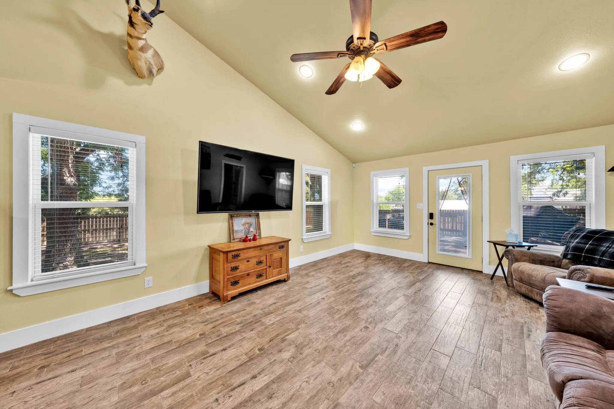 Farm For Sale in Comanche County , 509 E Almante Avenue, De Leon, Texas 76444, 2 Bedroom, 2 Bathroom, 2 Garage spaces, 3,060 Sqft, built in 1930, mls#21369959, Real Estate Agent in De Leon, Homes For Sale in Comanche county, Homes For Sale in De Leon, Realtor in De Leon Texas, Real Estate Brokerage Independent Realty Texas, Luminita Cordes Realtor