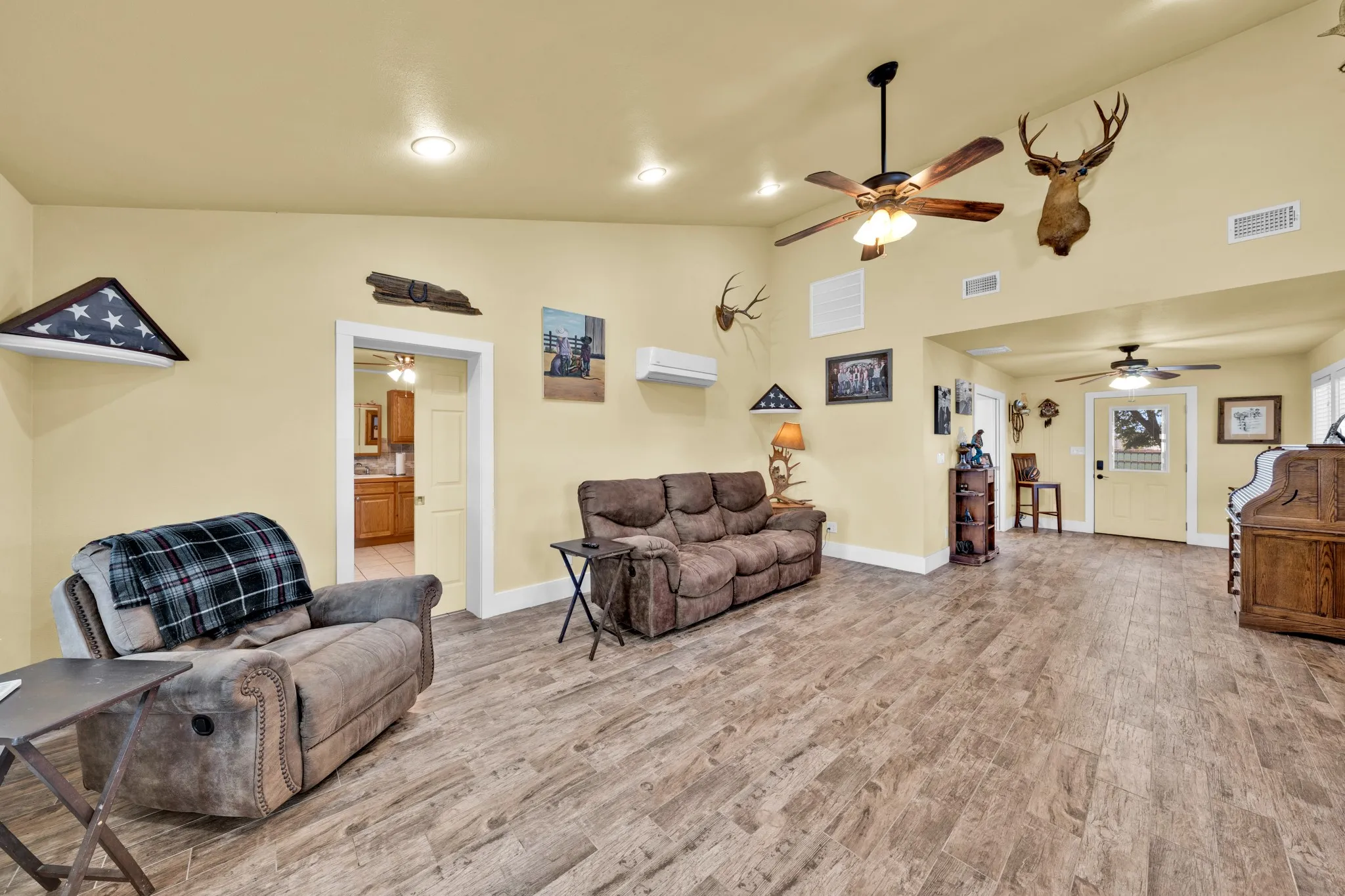 Farm For Sale in Comanche County , 509 E Almante Avenue, De Leon, Texas 76444, 2 Bedroom, 2 Bathroom, 2 Garage spaces, 3,060 Sqft, built in 1930, mls#21369959, Real Estate Agent in De Leon, Homes For Sale in Comanche county, Homes For Sale in De Leon, Realtor in De Leon Texas, Real Estate Brokerage Independent Realty Texas, Luminita Cordes Realtor