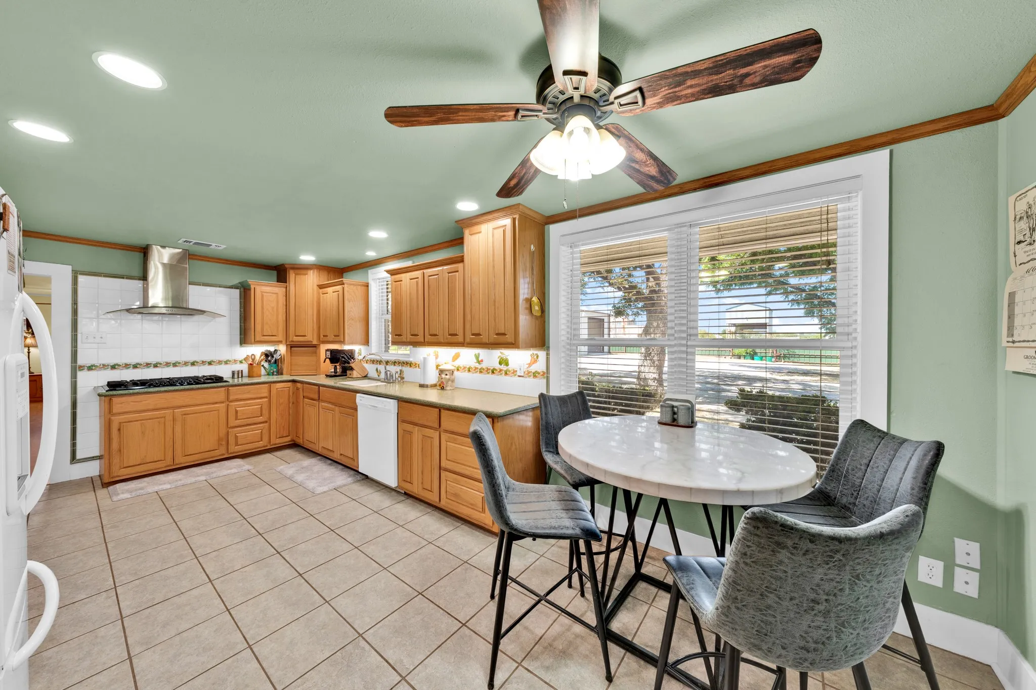 Farm For Sale in Comanche County , 509 E Almante Avenue, De Leon, Texas 76444, 2 Bedroom, 2 Bathroom, 2 Garage spaces, 3,060 Sqft, built in 1930, mls#21369959, Real Estate Agent in De Leon, Homes For Sale in Comanche county, Homes For Sale in De Leon, Realtor in De Leon Texas, Real Estate Brokerage Independent Realty Texas, Luminita Cordes Realtor