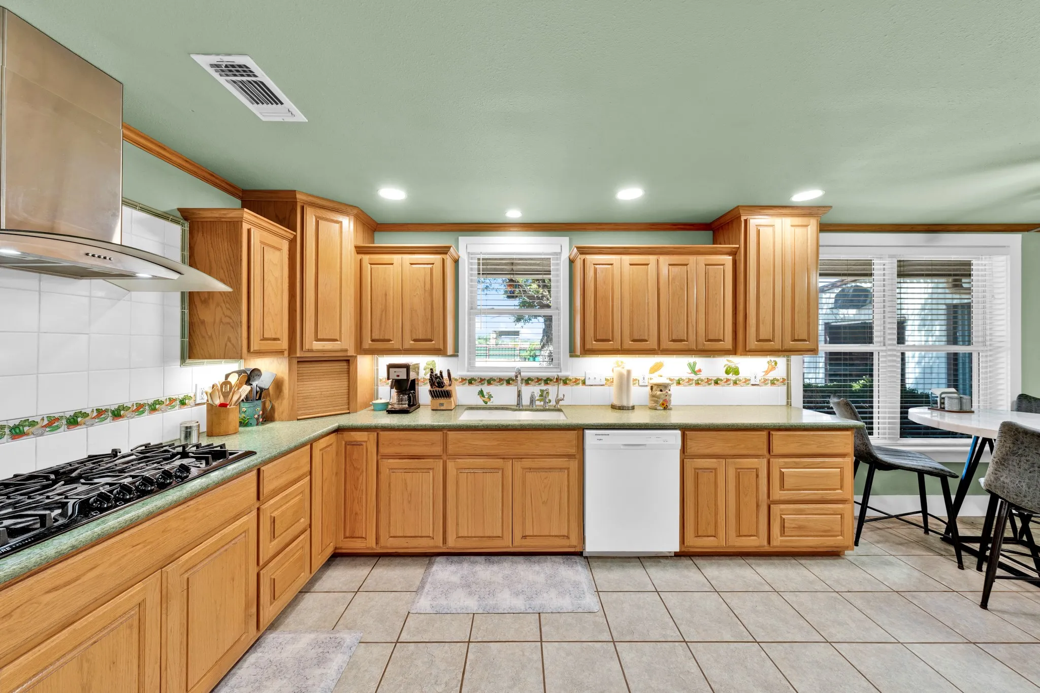 Farm For Sale in Comanche County , 509 E Almante Avenue, De Leon, Texas 76444, 2 Bedroom, 2 Bathroom, 2 Garage spaces, 3,060 Sqft, built in 1930, mls#21369959, Real Estate Agent in De Leon, Homes For Sale in Comanche county, Homes For Sale in De Leon, Realtor in De Leon Texas, Real Estate Brokerage Independent Realty Texas, Luminita Cordes Realtor