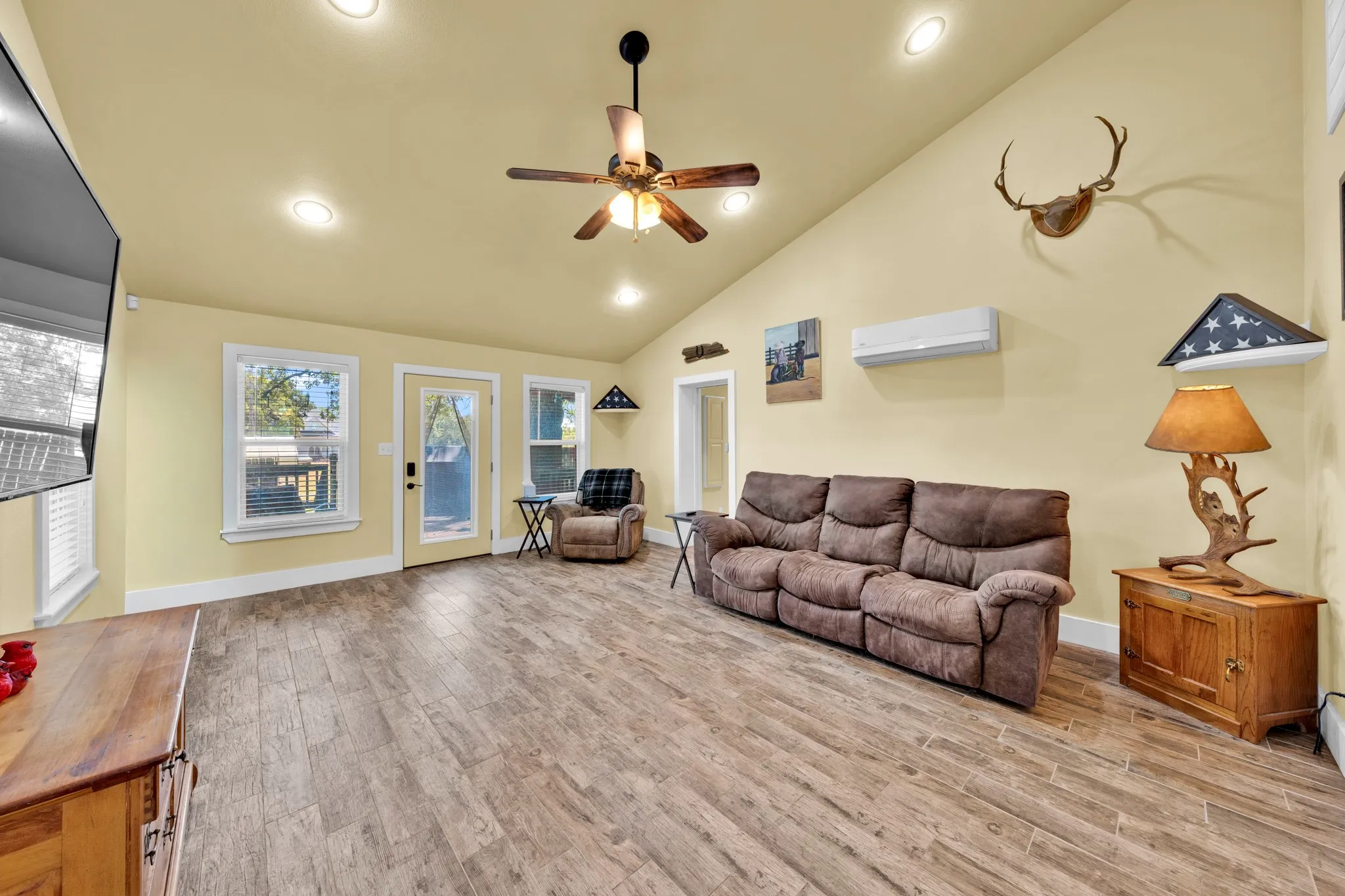 Farm For Sale in Comanche County , 509 E Almante Avenue, De Leon, Texas 76444, 2 Bedroom, 2 Bathroom, 2 Garage spaces, 3,060 Sqft, built in 1930, mls#21369959, Real Estate Agent in De Leon, Homes For Sale in Comanche county, Homes For Sale in De Leon, Realtor in De Leon Texas, Real Estate Brokerage Independent Realty Texas, Luminita Cordes Realtor