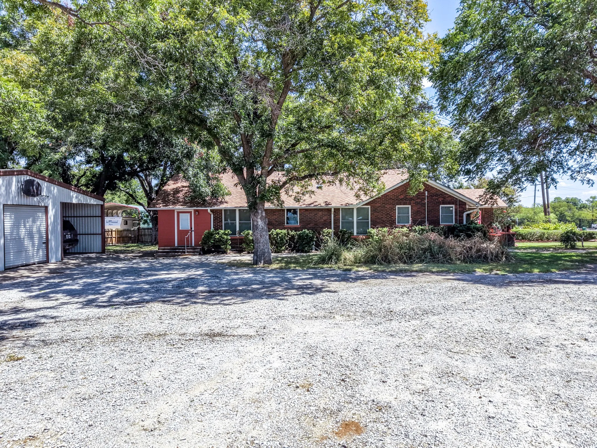 Farm For Sale in Comanche County , 509 E Almante Avenue, De Leon, Texas 76444, 2 Bedroom, 2 Bathroom, 2 Garage spaces, 3,060 Sqft, built in 1930, mls#21369959, Real Estate Agent in De Leon, Homes For Sale in Comanche county, Homes For Sale in De Leon, Realtor in De Leon Texas, Real Estate Brokerage Independent Realty Texas, Luminita Cordes Realtor