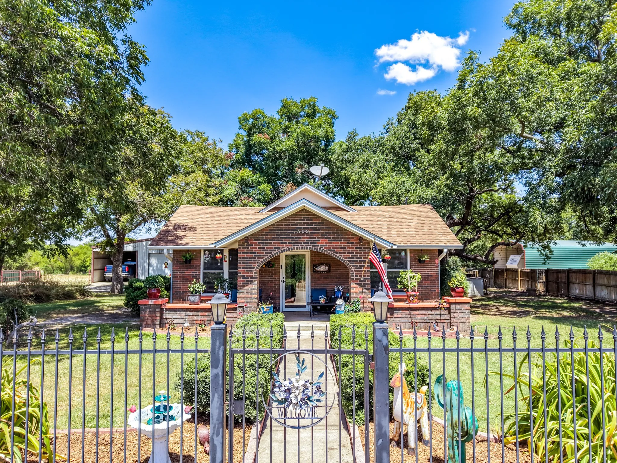 Farm For Sale in Comanche County , 509 E Almante Avenue, De Leon, Texas 76444, 2 Bedroom, 2 Bathroom, 2 Garage spaces, 3,060 Sqft, built in 1930, mls#21369959, Real Estate Agent in De Leon, Homes For Sale in Comanche county, Homes For Sale in De Leon, Realtor in De Leon Texas, Real Estate Brokerage Independent Realty Texas, Luminita Cordes Realtor