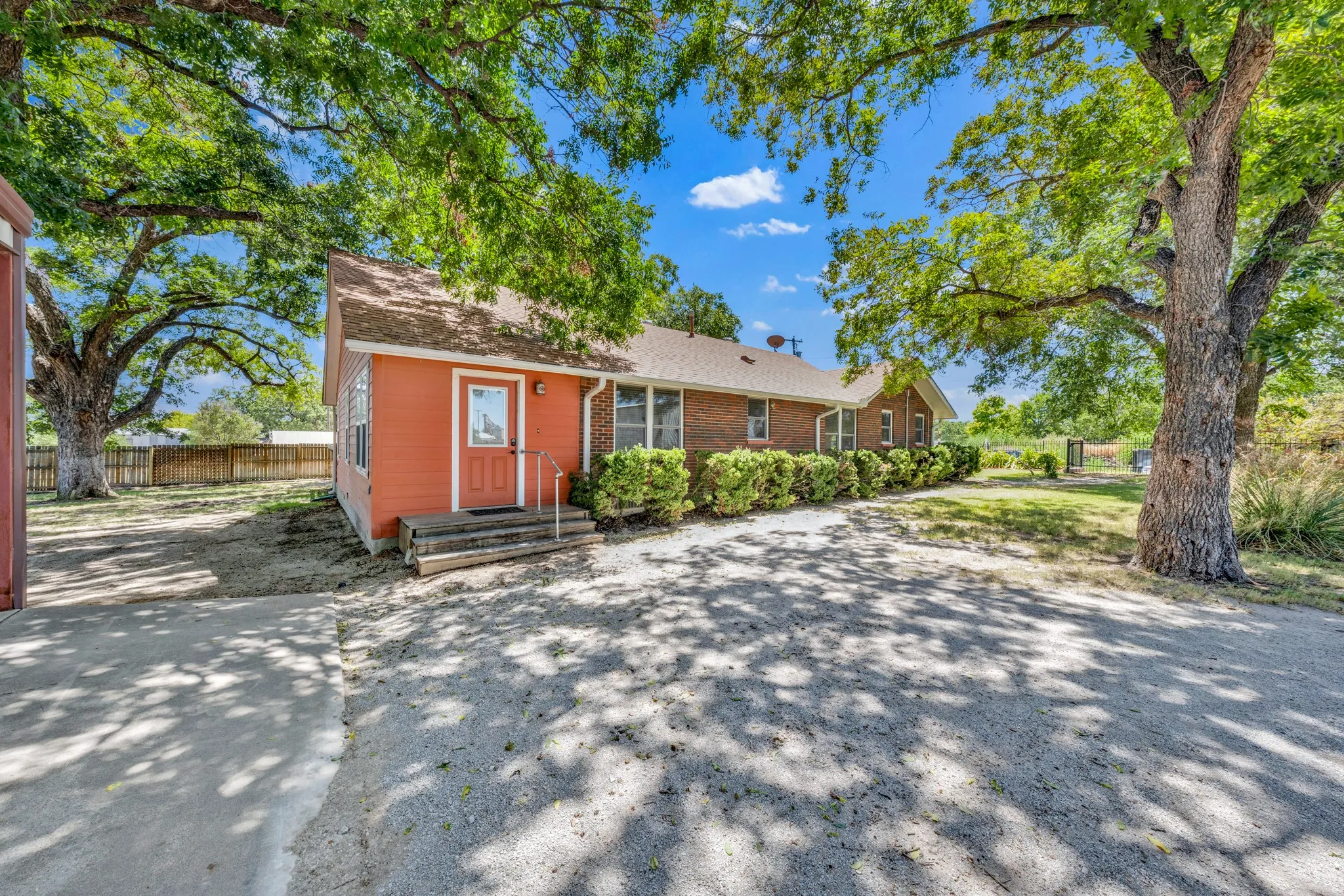 Farm For Sale in Comanche County , 509 E Almante Avenue, De Leon, Texas 76444, 2 Bedroom, 2 Bathroom, 2 Garage spaces, 3,060 Sqft, built in 1930, mls#21369959, Real Estate Agent in De Leon, Homes For Sale in Comanche county, Homes For Sale in De Leon, Realtor in De Leon Texas, Real Estate Brokerage Independent Realty Texas, Luminita Cordes Realtor