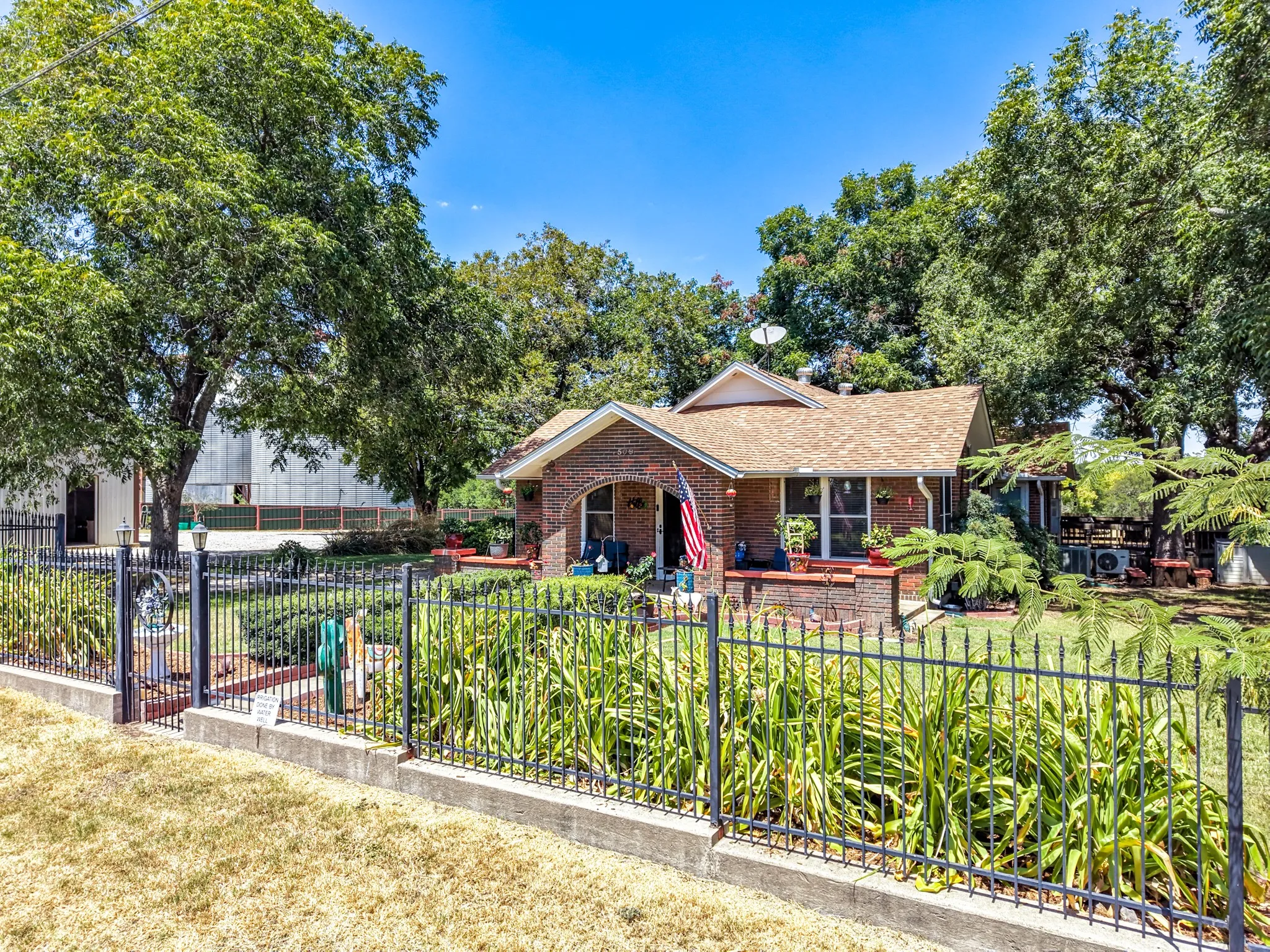 Farm For Sale in Comanche County , 509 E Almante Avenue, De Leon, Texas 76444, 2 Bedroom, 2 Bathroom, 2 Garage spaces, 3,060 Sqft, built in 1930, mls#21369959, Real Estate Agent in De Leon, Homes For Sale in Comanche county, Homes For Sale in De Leon, Realtor in De Leon Texas, Real Estate Brokerage Independent Realty Texas, Luminita Cordes Realtor