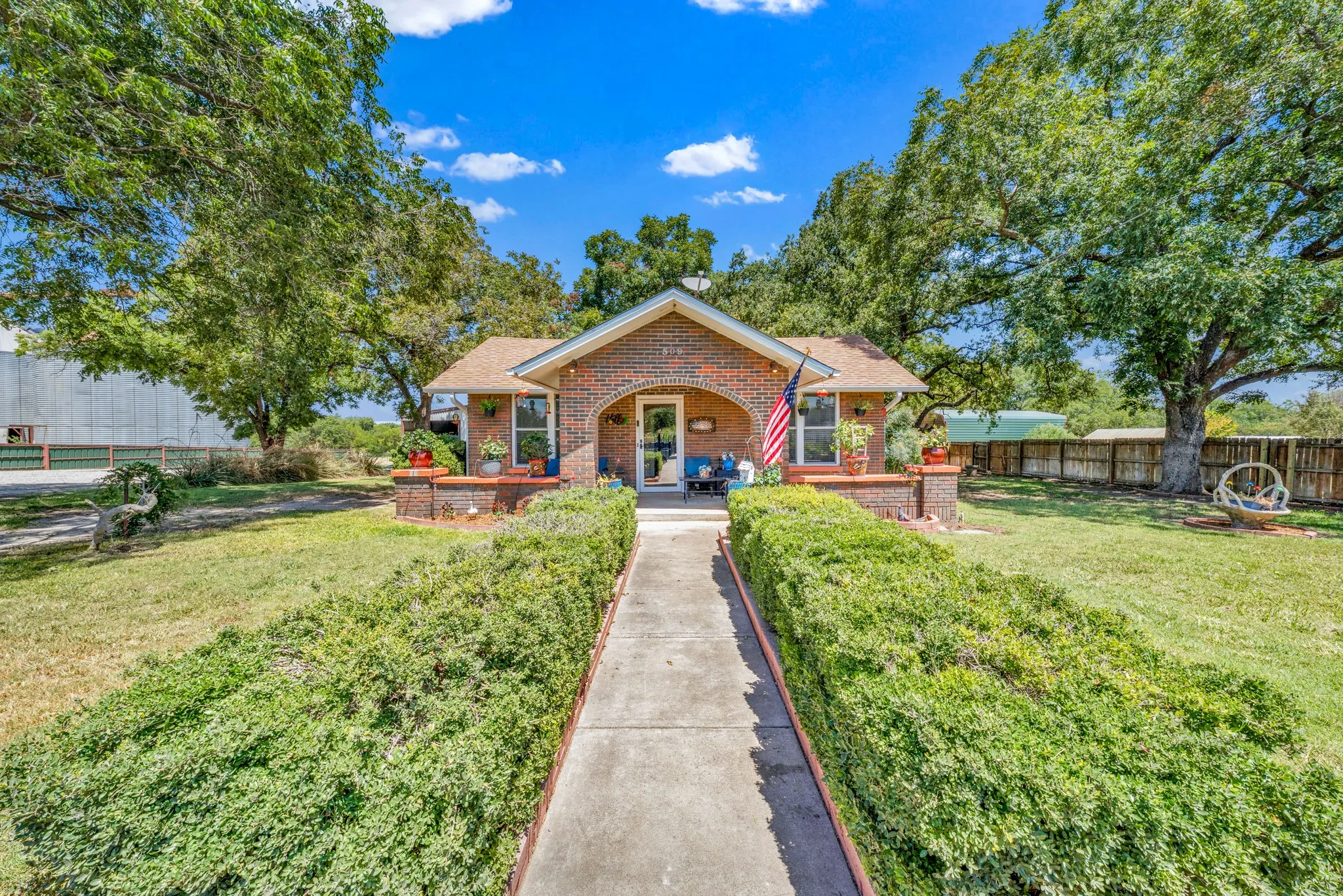 Farm For Sale in Comanche County , 509 E Almante Avenue, De Leon, Texas 76444, 2 Bedroom, 2 Bathroom, 2 Garage spaces, 3,060 Sqft, built in 1930, mls#21369959, Real Estate Agent in De Leon, Homes For Sale in Comanche county, Homes For Sale in De Leon, Realtor in De Leon Texas, Real Estate Brokerage Independent Realty Texas, Luminita Cordes Realtor