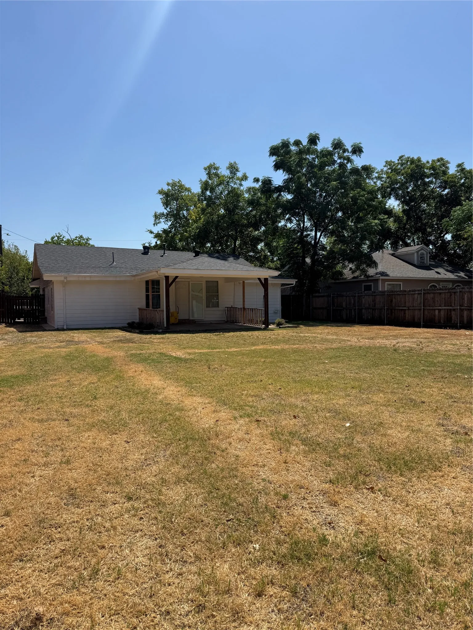 Single Family Residence For Rent in Dallas County , 911 English Street, Irving, Texas 75061, 4 Bedroom, 2 Bathroom, Garage spaces, 1,534 Sqft, built in 1950, mls#21370460, Real Estate Agent in Irving, Homes For Rent in Dallas county, Homes For Rent in Irving, Realtor in Irving Texas, Real Estate Brokerage Independent Realty Texas, Luminita Cordes Realtor