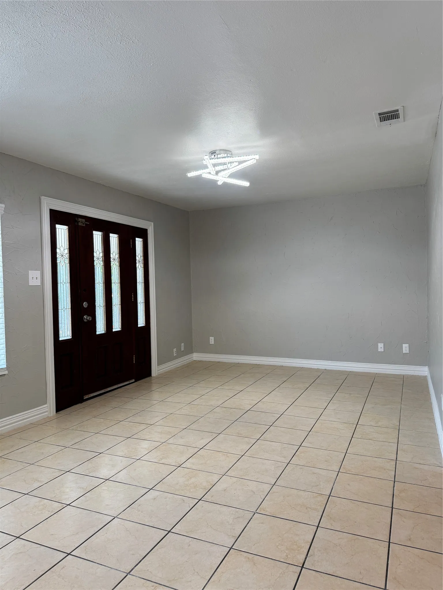 Single Family Residence For Rent in Dallas County , 911 English Street, Irving, Texas 75061, 4 Bedroom, 2 Bathroom, Garage spaces, 1,534 Sqft, built in 1950, mls#21370460, Real Estate Agent in Irving, Homes For Rent in Dallas county, Homes For Rent in Irving, Realtor in Irving Texas, Real Estate Brokerage Independent Realty Texas, Luminita Cordes Realtor