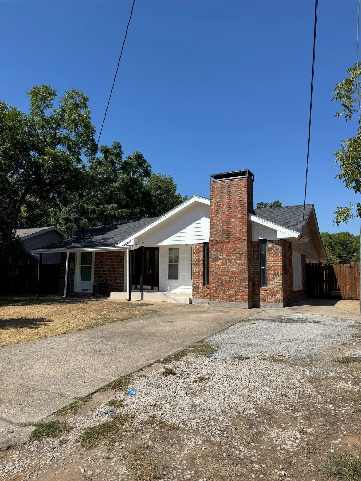 Single Family Residence For Rent in Dallas County , 911 English Street, Irving, Texas 75061, 4 Bedroom, 2 Bathroom, Garage spaces, 1,534 Sqft, built in 1950, mls#21370460, Real Estate Agent in Irving, Homes For Rent in Dallas county, Homes For Rent in Irving, Realtor in Irving Texas, Real Estate Brokerage Independent Realty Texas, Luminita Cordes Realtor