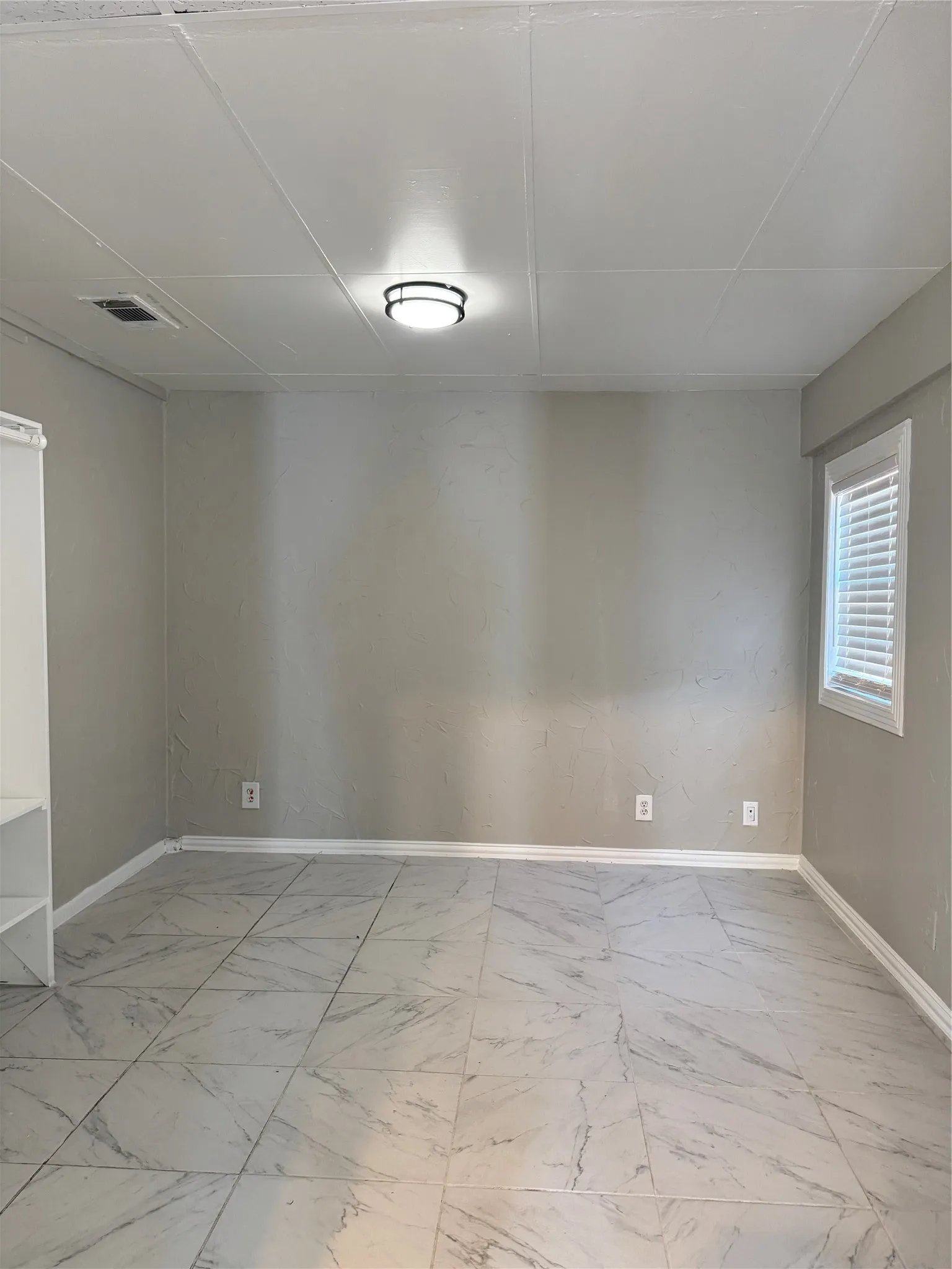 Single Family Residence For Rent in Dallas County , 911 English Street, Irving, Texas 75061, 4 Bedroom, 2 Bathroom, Garage spaces, 1,534 Sqft, built in 1950, mls#21370460, Real Estate Agent in Irving, Homes For Rent in Dallas county, Homes For Rent in Irving, Realtor in Irving Texas, Real Estate Brokerage Independent Realty Texas, Luminita Cordes Realtor