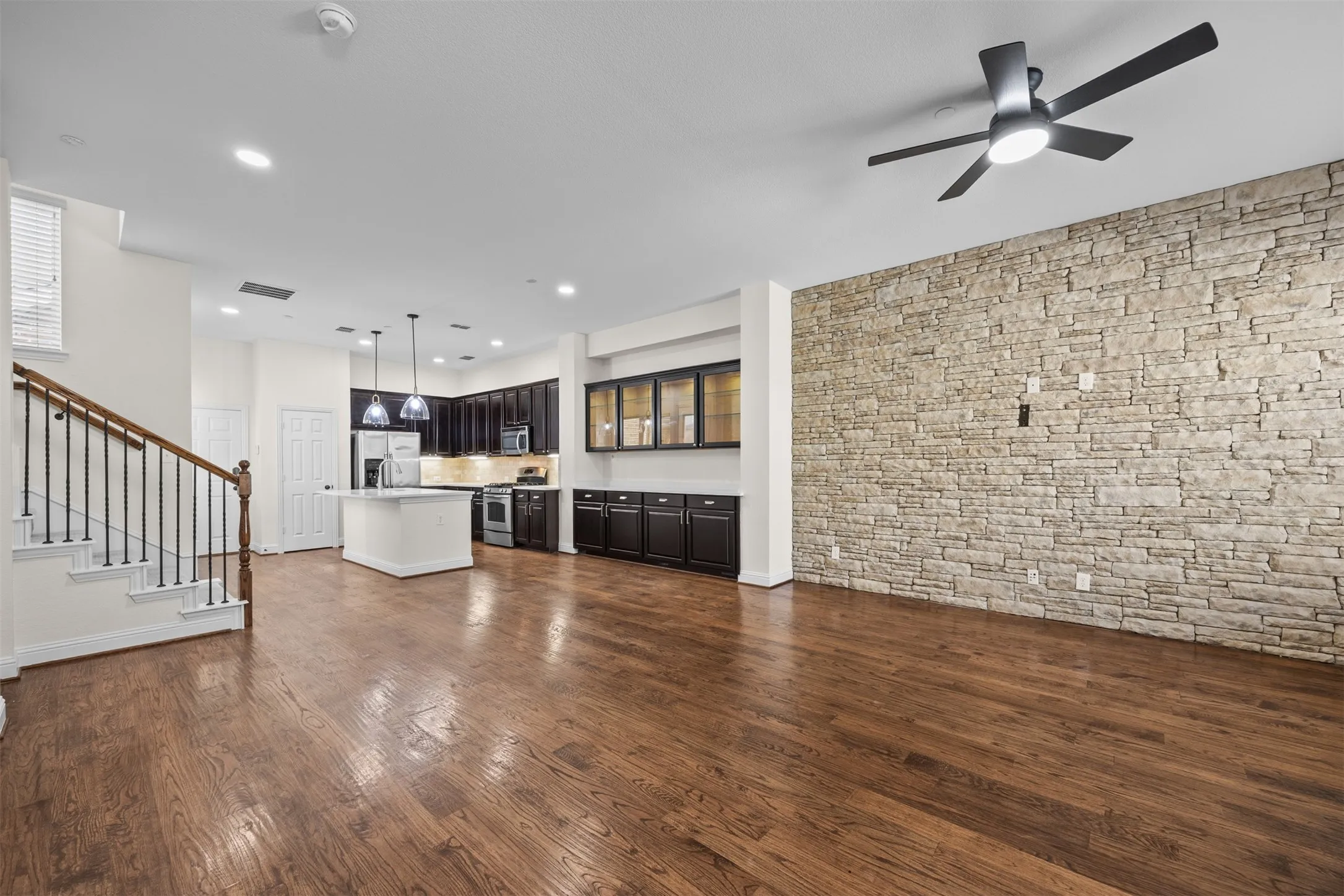 Townhouse For Sale in Dallas County , 743 Matthew Place, Richardson, Texas 75081, 3 Bedroom, 4 Bathroom, 2 Garage spaces, 2,091 Sqft, built in 2010, mls#21370349, Real Estate Agent in Richardson, Homes For Sale in Dallas county, Homes For Sale in Richardson, Realtor in Richardson Texas, Real Estate Brokerage Independent Realty Texas, Luminita Cordes Realtor