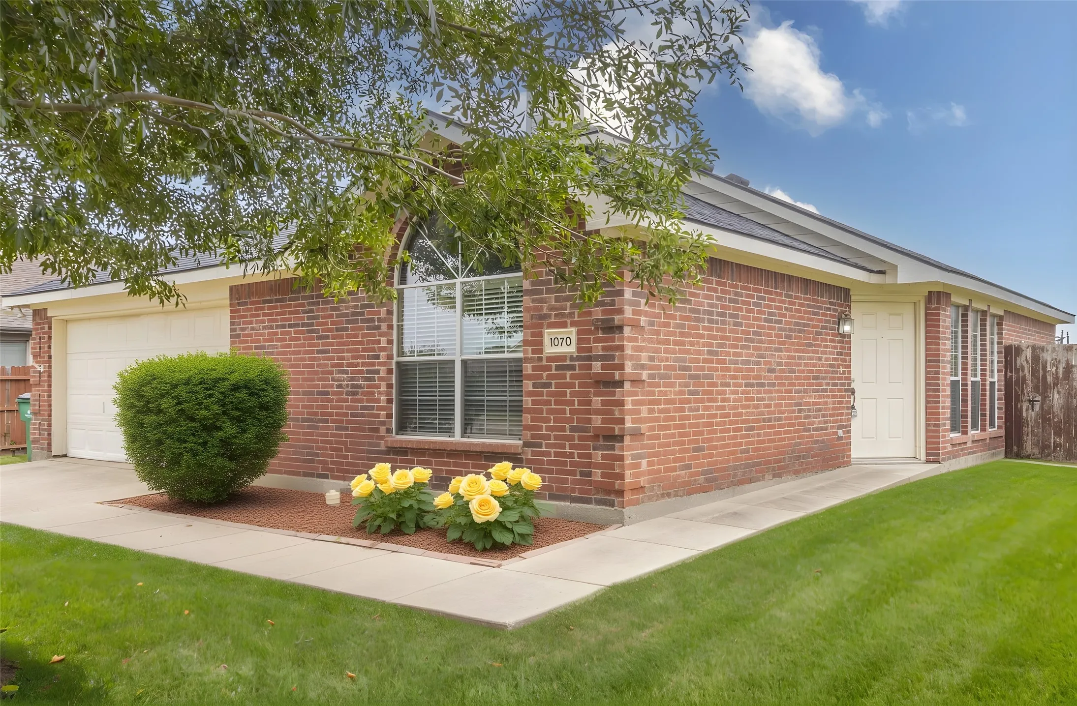 Single Family Residence For Rent in Collin County , 1070 Mellanie Lane, Celina, Texas 75009, 3 Bedroom, 2 Bathroom, 2 Garage spaces, 1,261 Sqft, built in 2004, mls#21368358, Real Estate Agent in Celina, Homes For Rent in Collin county, Homes For Rent in Celina, Realtor in Celina Texas, Real Estate Brokerage Independent Realty Texas, Luminita Cordes Realtor