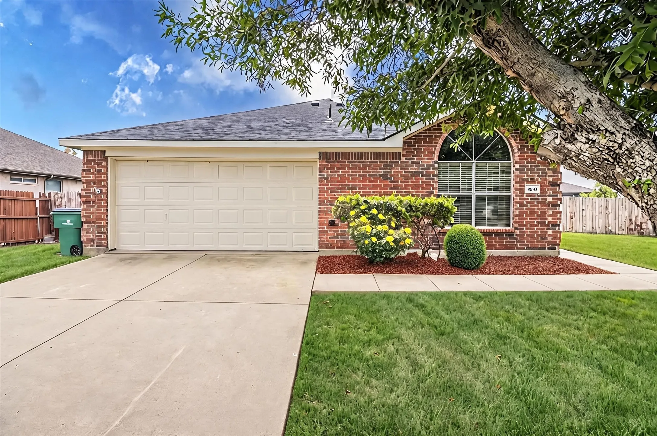 Single Family Residence For Rent in Collin County , 1070 Mellanie Lane, Celina, Texas 75009, 3 Bedroom, 2 Bathroom, 2 Garage spaces, 1,261 Sqft, built in 2004, mls#21368358, Real Estate Agent in Celina, Homes For Rent in Collin county, Homes For Rent in Celina, Realtor in Celina Texas, Real Estate Brokerage Independent Realty Texas, Luminita Cordes Realtor