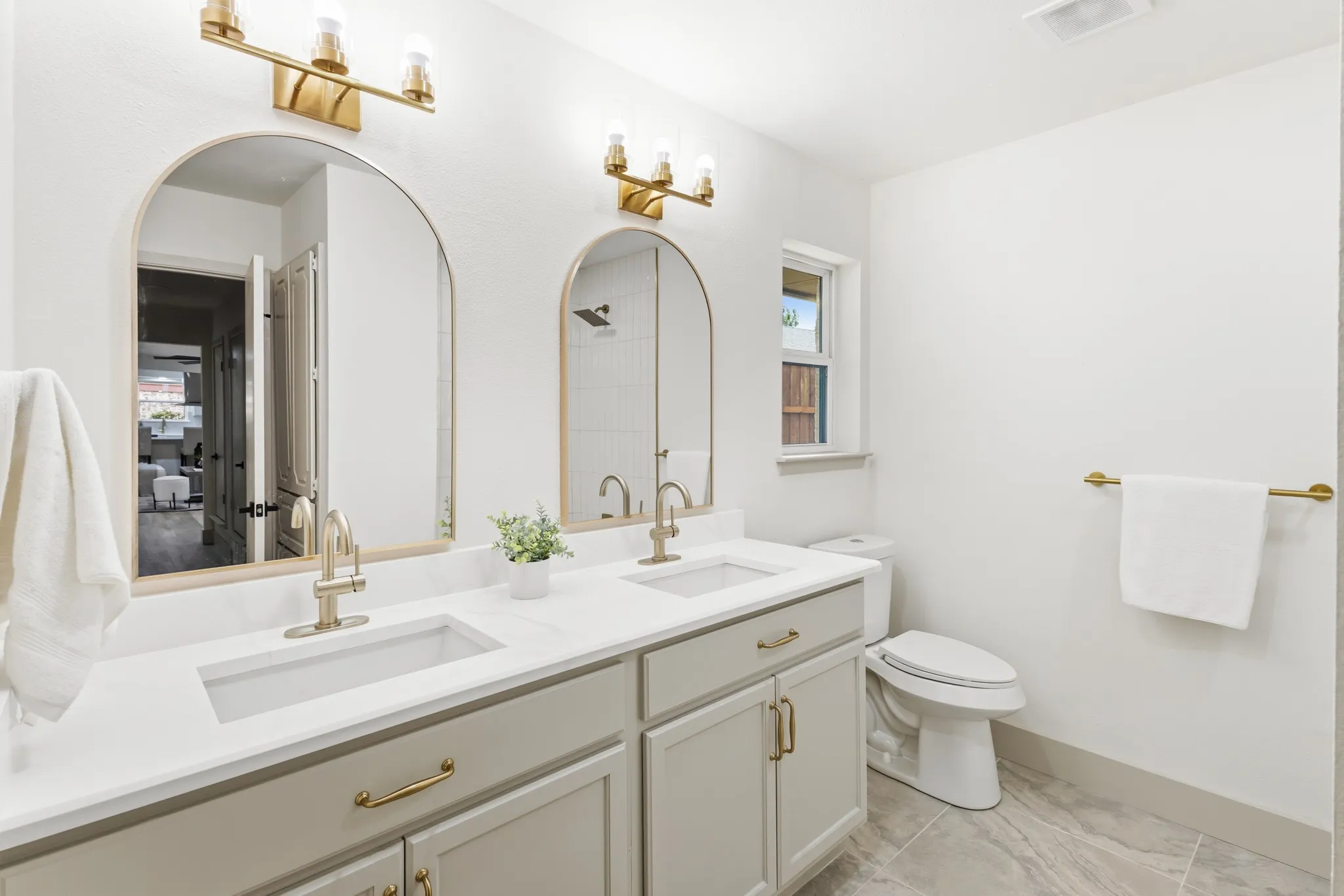 Single Family Residence For Sale in Dallas County , 442 Hanover Lane, Irving, Texas 75062, 4 Bedroom, 3 Bathroom, 2 Garage spaces, 2,294 Sqft, built in 1971, mls#21370499, Real Estate Agent in Irving, Homes For Sale in Dallas county, Homes For Sale in Irving, Realtor in Irving Texas, Real Estate Brokerage Independent Realty Texas, Luminita Cordes Realtor
