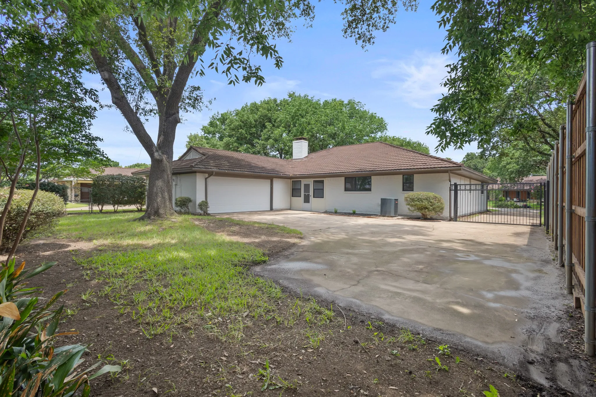 Single Family Residence For Sale in Dallas County , 442 Hanover Lane, Irving, Texas 75062, 4 Bedroom, 3 Bathroom, 2 Garage spaces, 2,294 Sqft, built in 1971, mls#21370499, Real Estate Agent in Irving, Homes For Sale in Dallas county, Homes For Sale in Irving, Realtor in Irving Texas, Real Estate Brokerage Independent Realty Texas, Luminita Cordes Realtor
