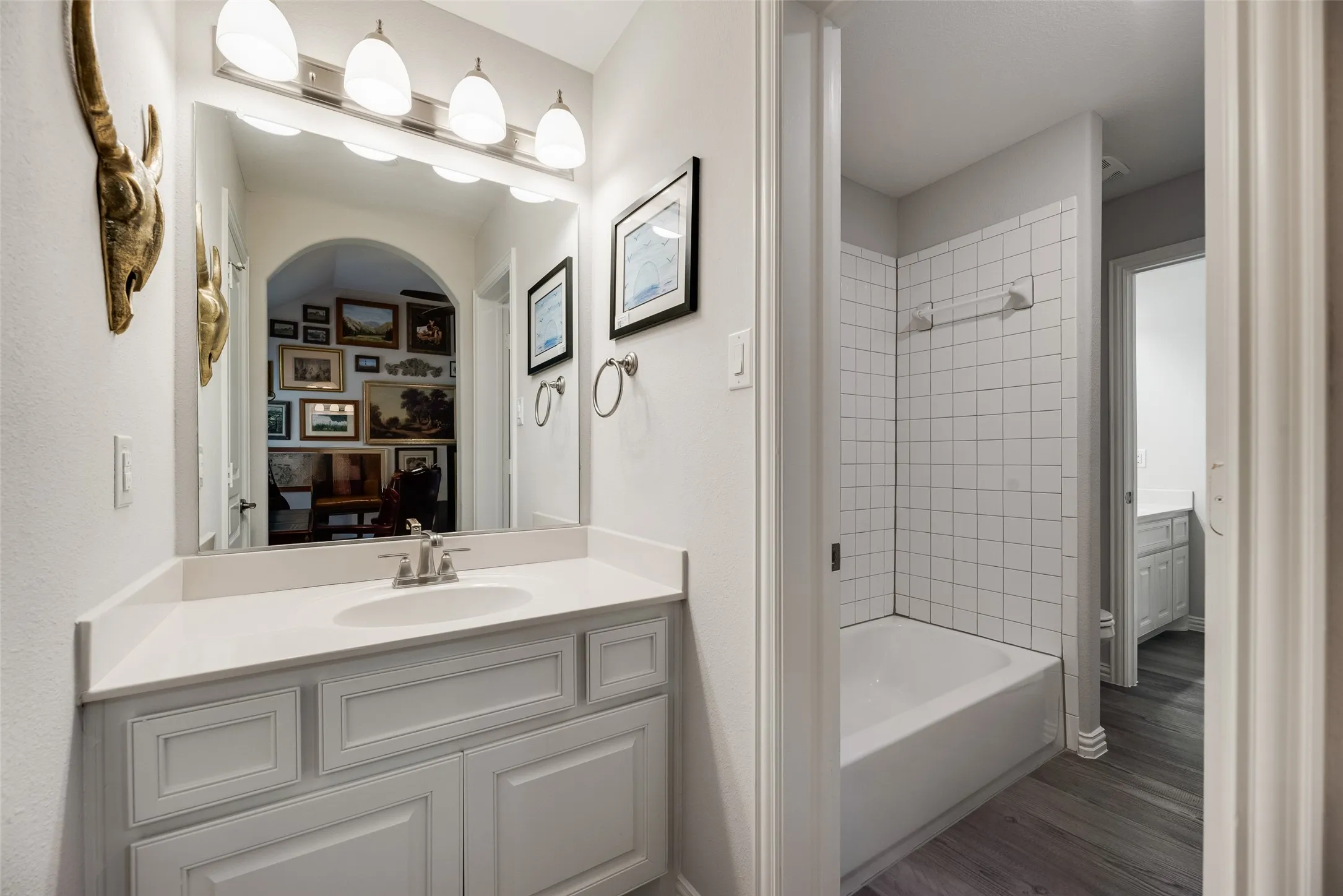 Hollywood bath with a walk in closet