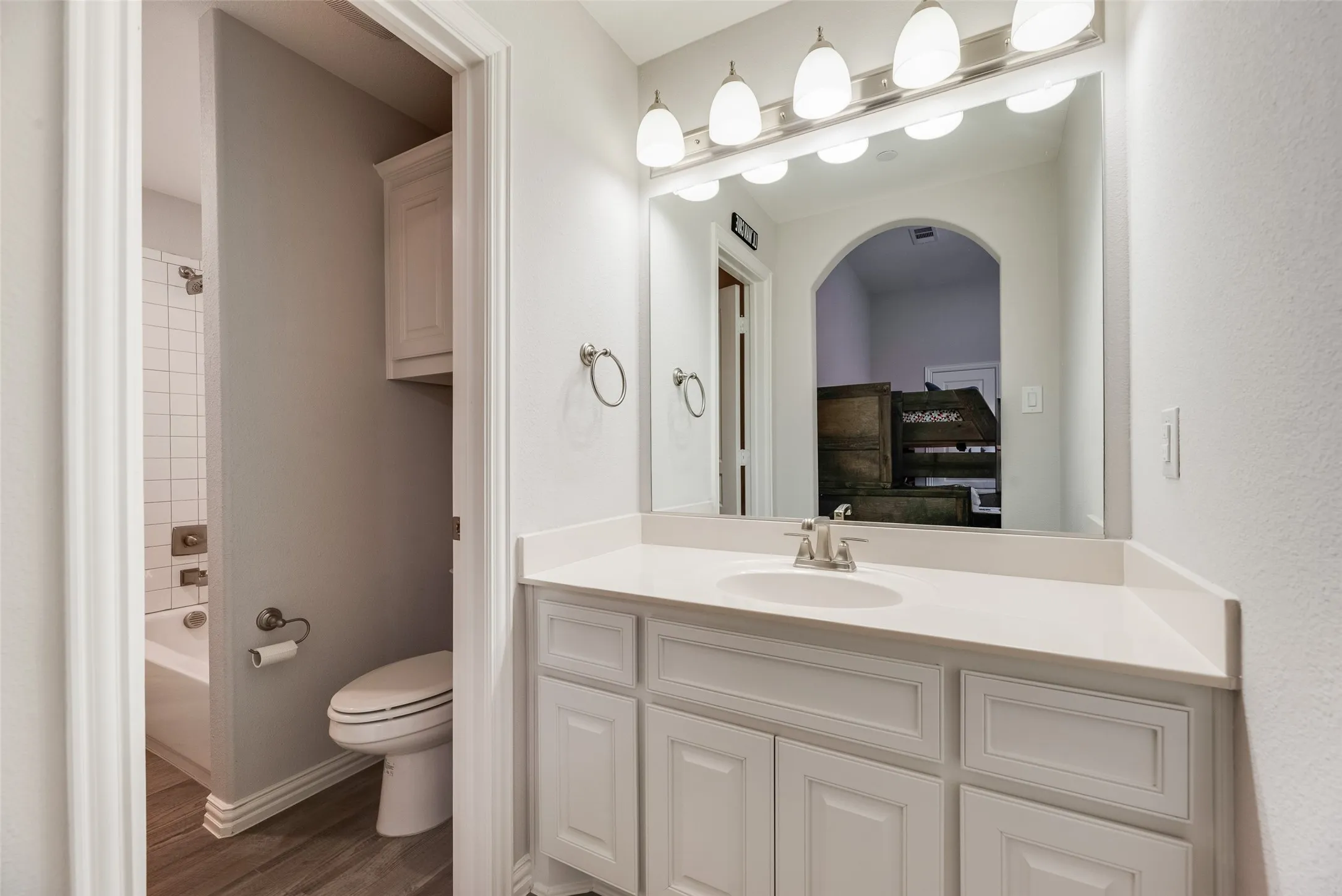 Hollywood bath connects to 3rd bedroom