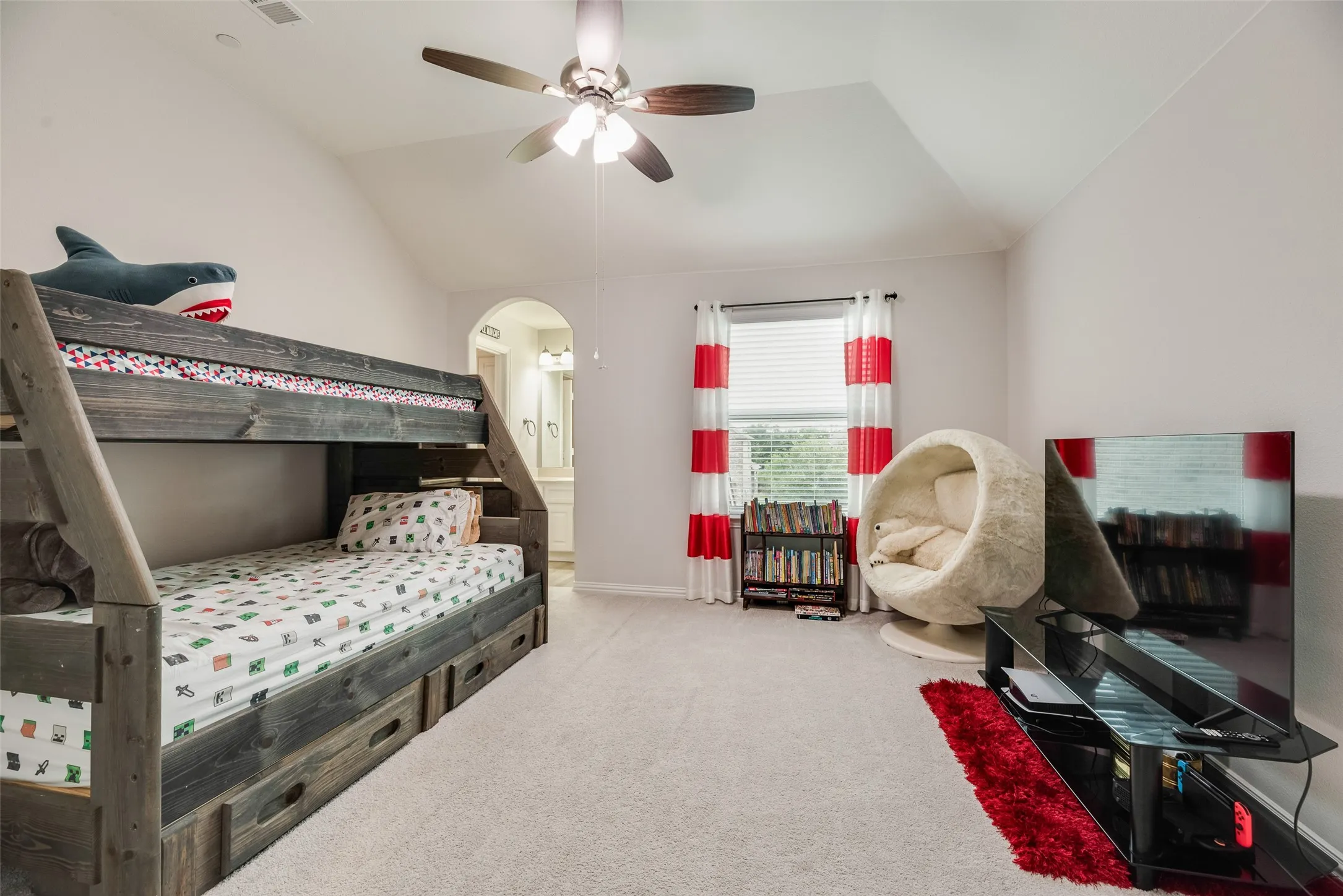 3rd bedroom has a walk in closet