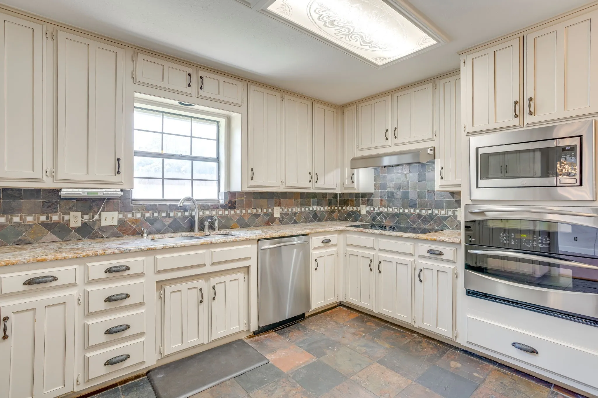 Heart of Keller with pool KHS 990 Oak Ridge Dr. Keller TX 76248 817-422-3322