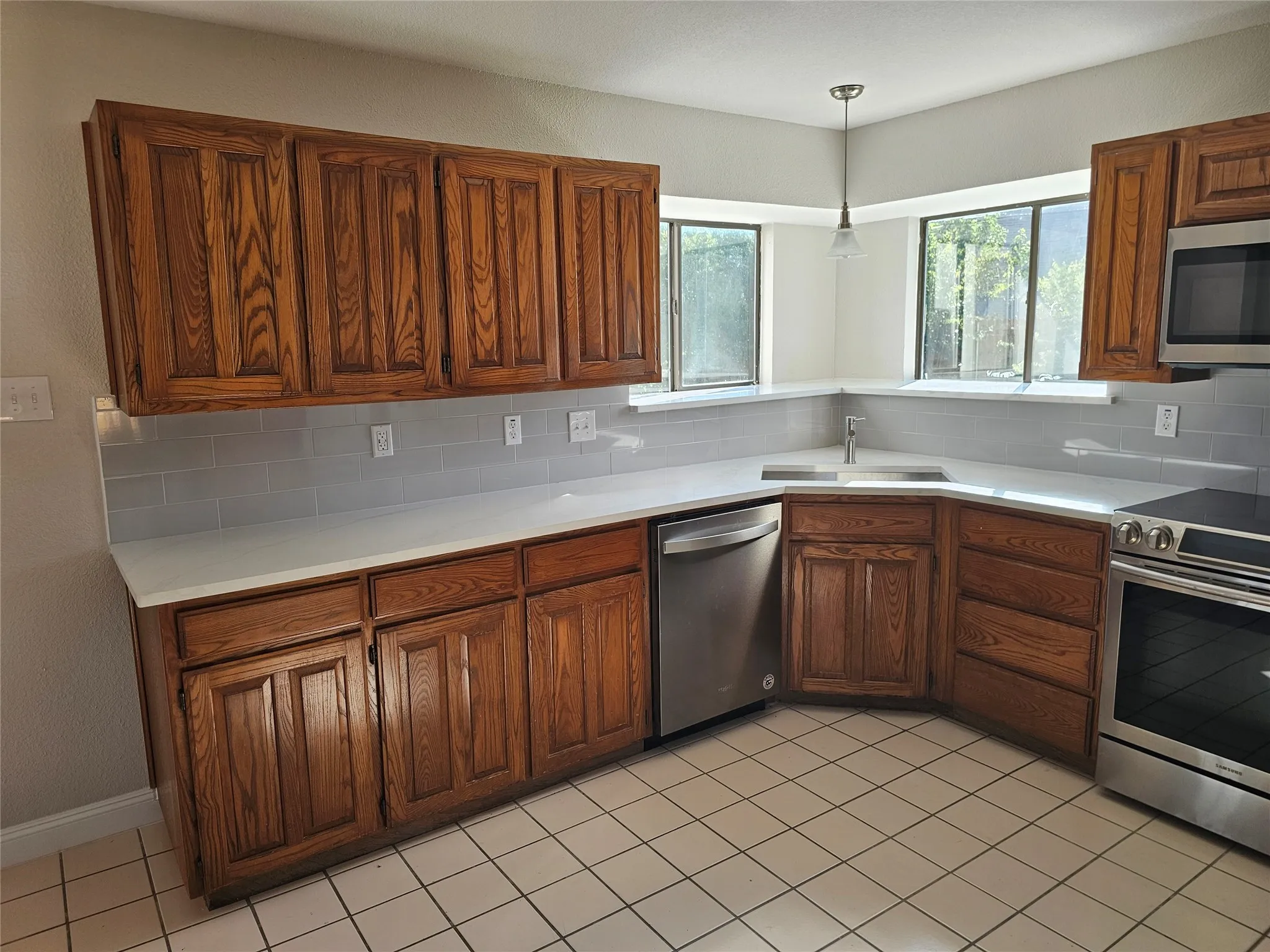 Single Family Residence For Sale in Tarrant County , 6300 Brownlee Lane, Arlington, Texas 76018, 3 Bedroom, 2 Bathroom, 2 Garage spaces, 1,490 Sqft, built in 1984, mls#21370449, Real Estate Agent in Arlington, Homes For Sale in Tarrant county, Homes For Sale in Arlington, Realtor in Arlington Texas, Real Estate Brokerage Independent Realty Texas, Luminita Cordes Realtor