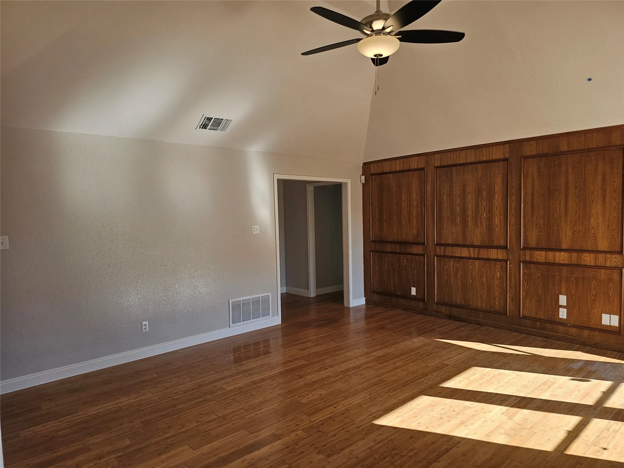 Single Family Residence For Sale in Tarrant County , 6300 Brownlee Lane, Arlington, Texas 76018, 3 Bedroom, 2 Bathroom, 2 Garage spaces, 1,490 Sqft, built in 1984, mls#21370449, Real Estate Agent in Arlington, Homes For Sale in Tarrant county, Homes For Sale in Arlington, Realtor in Arlington Texas, Real Estate Brokerage Independent Realty Texas, Luminita Cordes Realtor