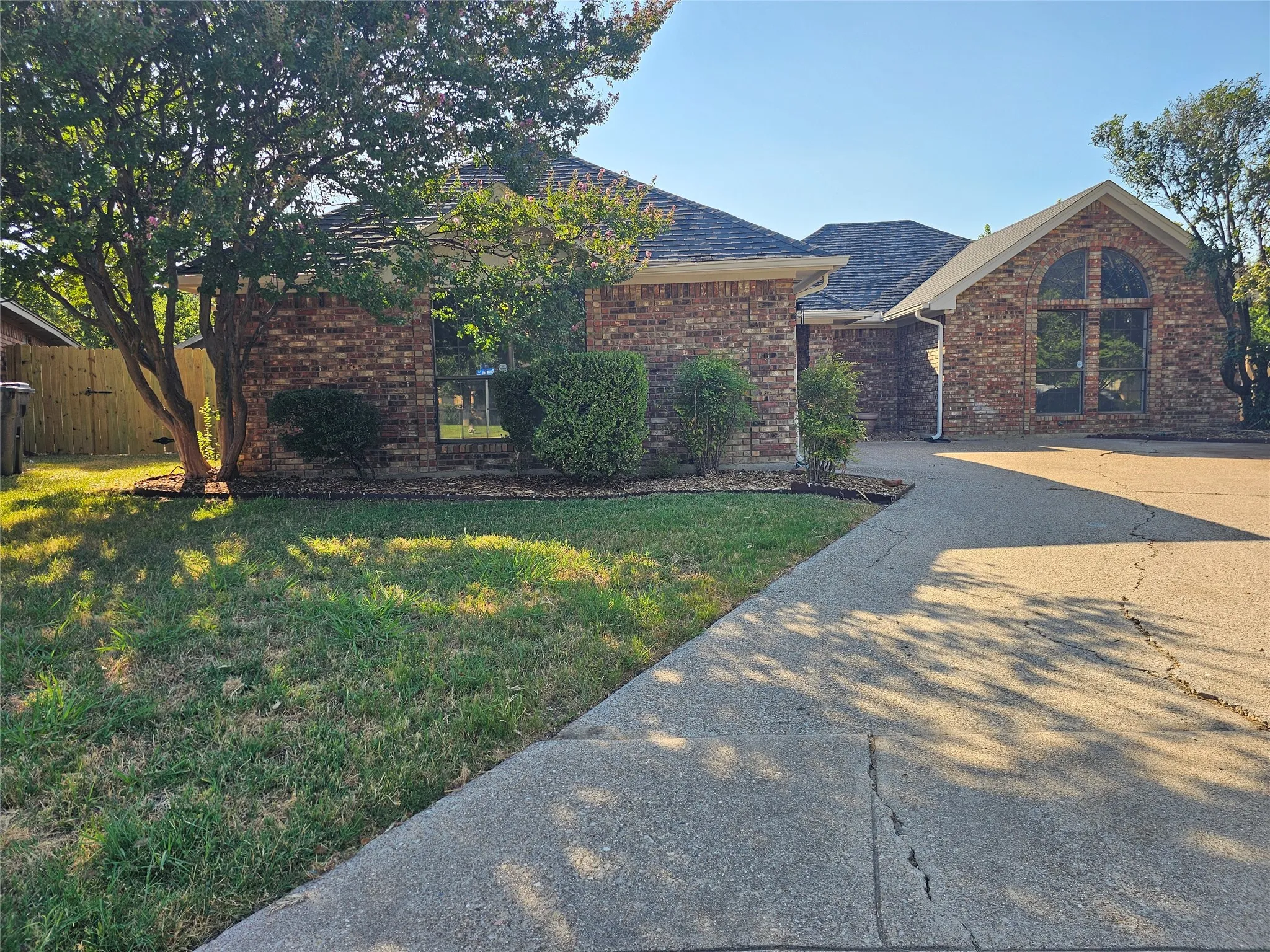 Single Family Residence For Sale in Tarrant County , 6300 Brownlee Lane, Arlington, Texas 76018, 3 Bedroom, 2 Bathroom, 2 Garage spaces, 1,490 Sqft, built in 1984, mls#21370449, Real Estate Agent in Arlington, Homes For Sale in Tarrant county, Homes For Sale in Arlington, Realtor in Arlington Texas, Real Estate Brokerage Independent Realty Texas, Luminita Cordes Realtor