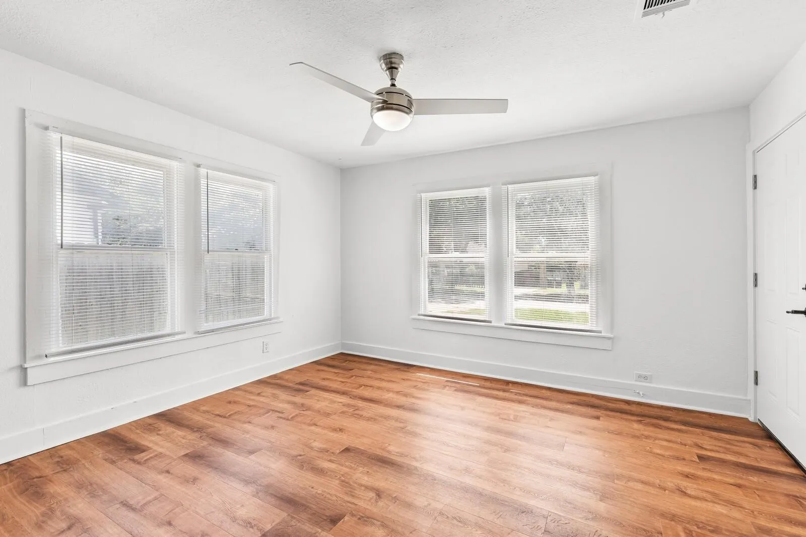 Single Family Residence For Sale in Bell County , 1020 S 23rd, Temple, Texas 76504, 2 Bedroom, 1 Bathroom, Garage spaces, 860 Sqft, built in 1940, mls#21370494, Real Estate Agent in Temple, Homes For Sale in Bell county, Homes For Sale in Temple, Realtor in Temple Texas, Real Estate Brokerage Independent Realty Texas, Luminita Cordes Realtor
