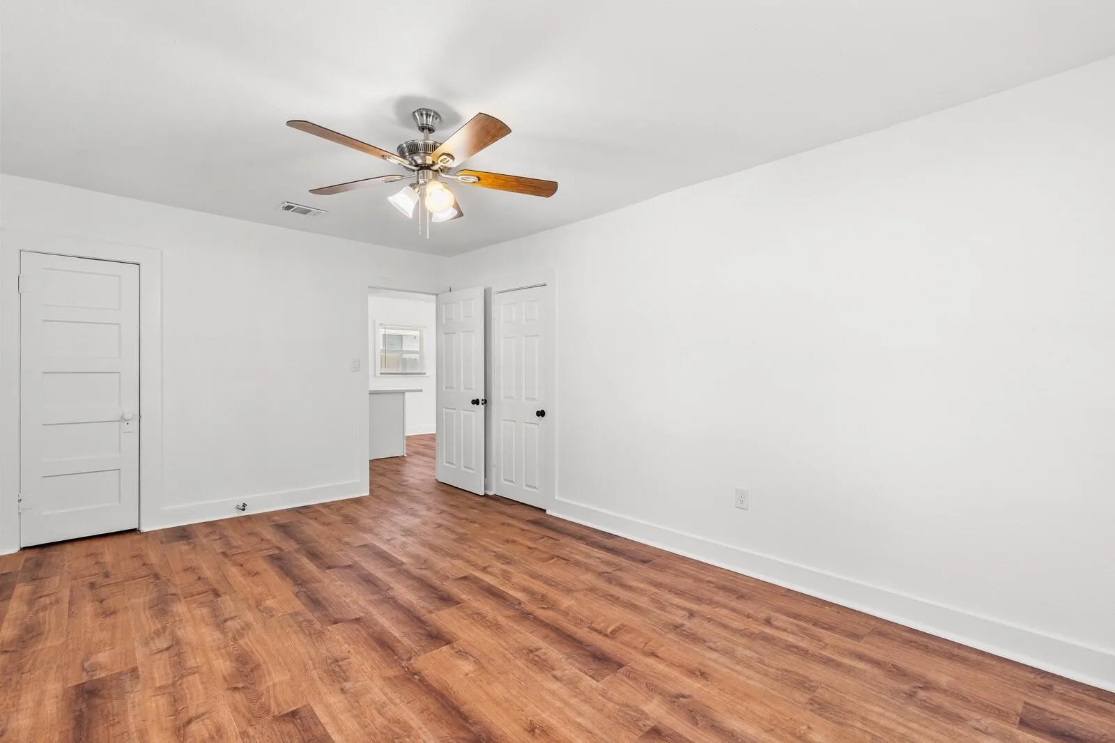 Single Family Residence For Sale in Bell County , 1020 S 23rd, Temple, Texas 76504, 2 Bedroom, 1 Bathroom, Garage spaces, 860 Sqft, built in 1940, mls#21370494, Real Estate Agent in Temple, Homes For Sale in Bell county, Homes For Sale in Temple, Realtor in Temple Texas, Real Estate Brokerage Independent Realty Texas, Luminita Cordes Realtor