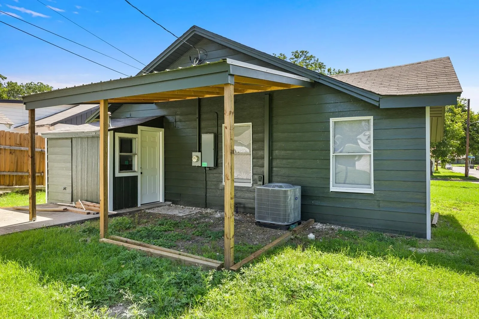 Single Family Residence For Sale in Bell County , 1020 S 23rd, Temple, Texas 76504, 2 Bedroom, 1 Bathroom, Garage spaces, 860 Sqft, built in 1940, mls#21370494, Real Estate Agent in Temple, Homes For Sale in Bell county, Homes For Sale in Temple, Realtor in Temple Texas, Real Estate Brokerage Independent Realty Texas, Luminita Cordes Realtor