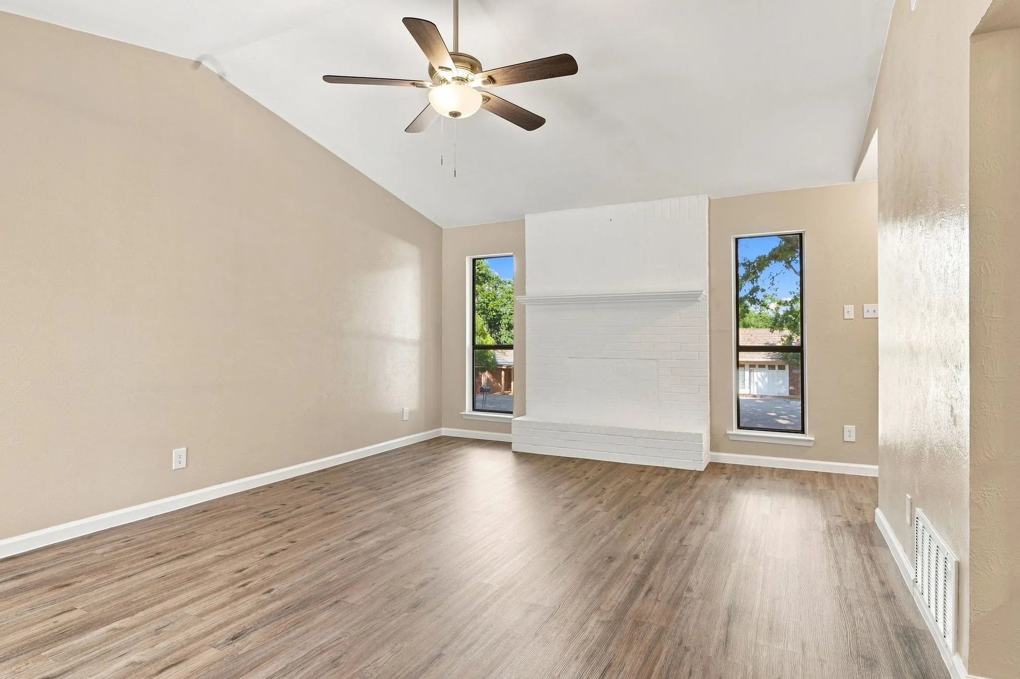 Single Family Residence For Sale in Tarrant County , 721 Timberoaks Drive, Azle, Texas 76020, 3 Bedroom, 2 Bathroom, 2 Garage spaces, 1,374 Sqft, built in 1983, mls#21370501, Real Estate Agent in Azle, Homes For Sale in Tarrant county, Homes For Sale in Azle, Realtor in Azle Texas, Real Estate Brokerage Independent Realty Texas, Luminita Cordes Realtor