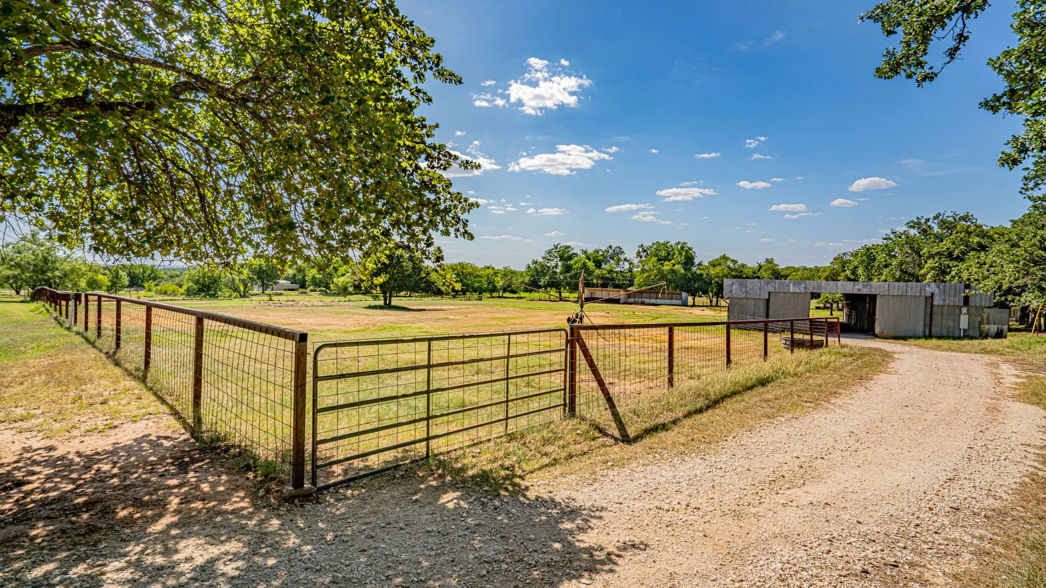 Single Family Residence For Sale in Hood County , 1710 Rock Church Highway, Tolar, Texas 76476, 4 Bedroom, 3 Bathroom, 2 Garage spaces, 1,971 Sqft, built in 1986, mls#21370126, Real Estate Agent in Tolar, Homes For Sale in Hood county, Homes For Sale in Tolar, Realtor in Tolar Texas, Real Estate Brokerage Independent Realty Texas, Luminita Cordes Realtor