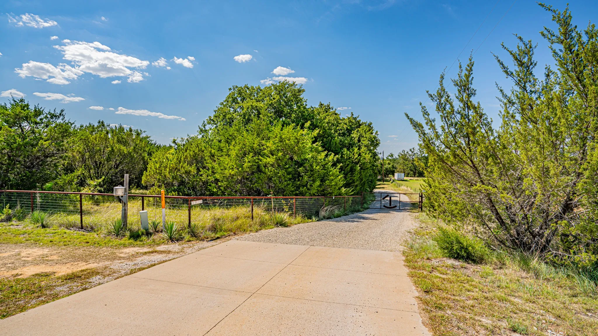 Single Family Residence For Sale in Hood County , 1710 Rock Church Highway, Tolar, Texas 76476, 4 Bedroom, 3 Bathroom, 2 Garage spaces, 1,971 Sqft, built in 1986, mls#21370126, Real Estate Agent in Tolar, Homes For Sale in Hood county, Homes For Sale in Tolar, Realtor in Tolar Texas, Real Estate Brokerage Independent Realty Texas, Luminita Cordes Realtor
