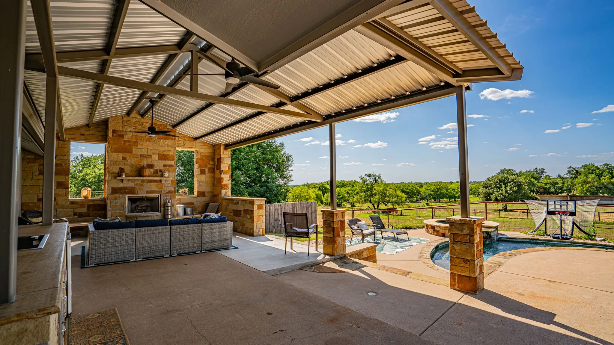 Single Family Residence For Sale in Hood County , 1710 Rock Church Highway, Tolar, Texas 76476, 4 Bedroom, 3 Bathroom, 2 Garage spaces, 1,971 Sqft, built in 1986, mls#21370126, Real Estate Agent in Tolar, Homes For Sale in Hood county, Homes For Sale in Tolar, Realtor in Tolar Texas, Real Estate Brokerage Independent Realty Texas, Luminita Cordes Realtor